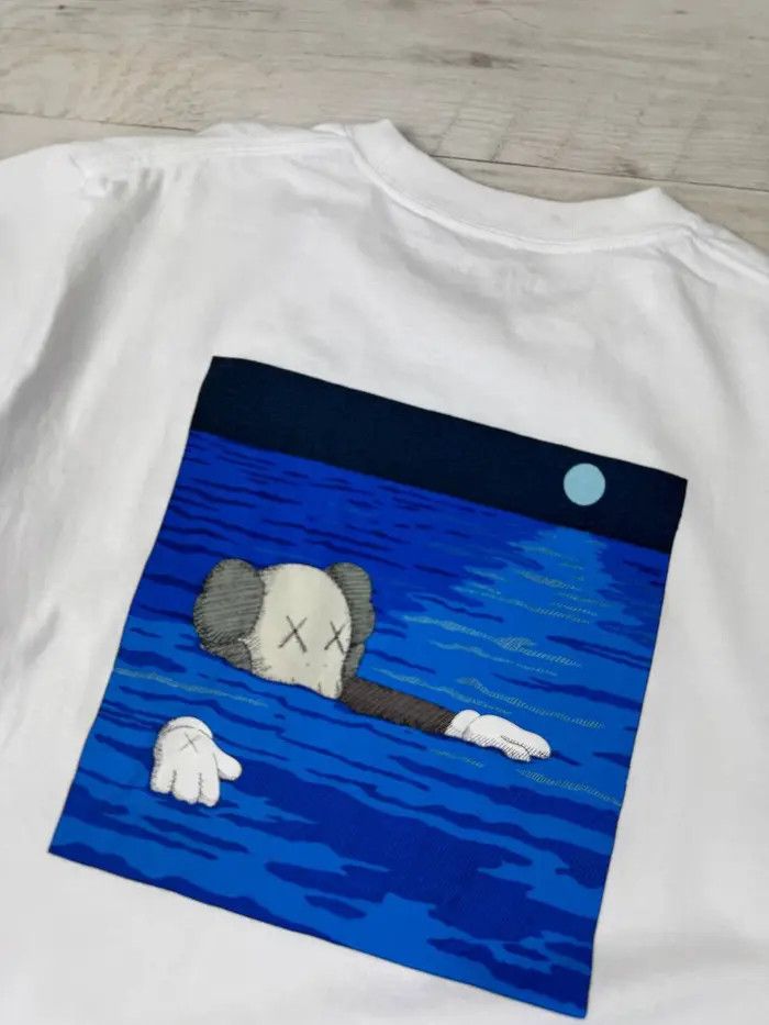 Uniqlo KAWS x Uniqlo Artbook Cover T-shirt Size US L / EU 52-54 / 3 - 10 Thumbnail