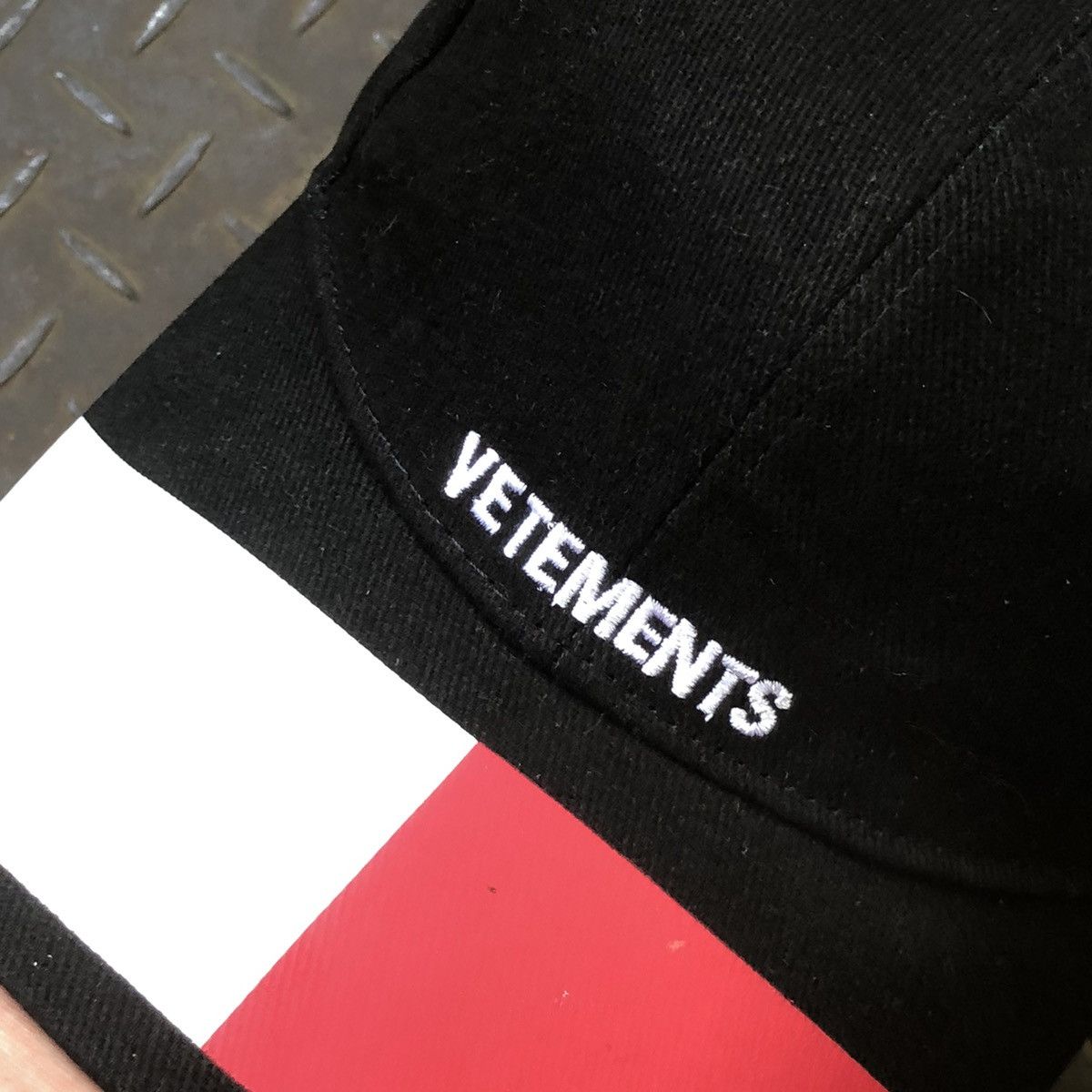 Tommy Hilfiger × Vetements Vetements x Tommy Hilfiger Embroidery Dad Cap Size ONE SIZE - 4 Thumbnail