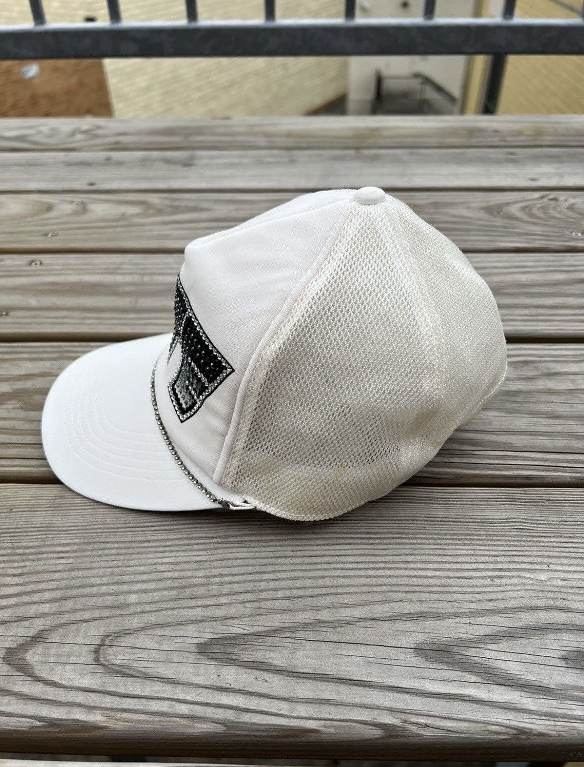 Bape × Swarovski 2006 Bape x Swarovski KISS Logo Trucker Hat White Size ONE SIZE - 4 Thumbnail