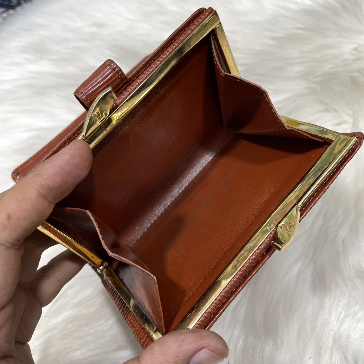 Louis Vuitton Authentic LOUIS VUITTON EPI Leather Kisslock Bifold Wallet Size ONE SIZE - 17 Thumbnail