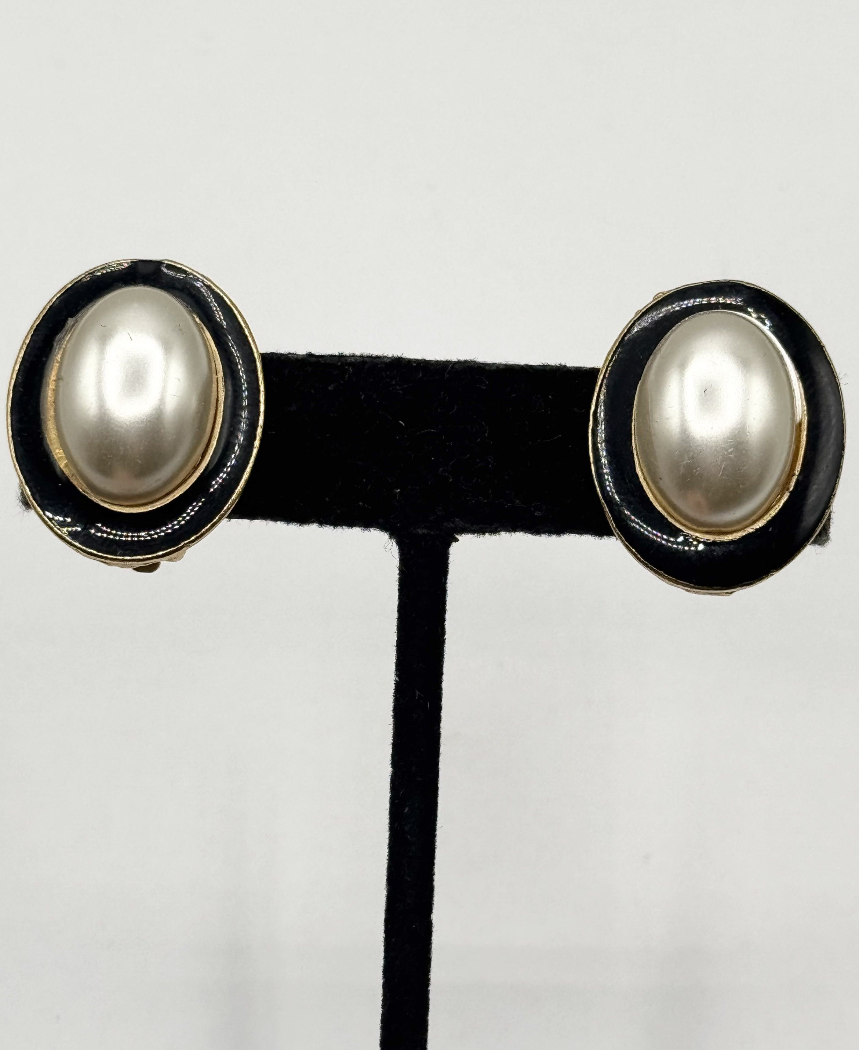 Vintage Vintage Black Enamel Faux Pearl Clip on Earrings Size ONE SIZE - 1 Thumbnail