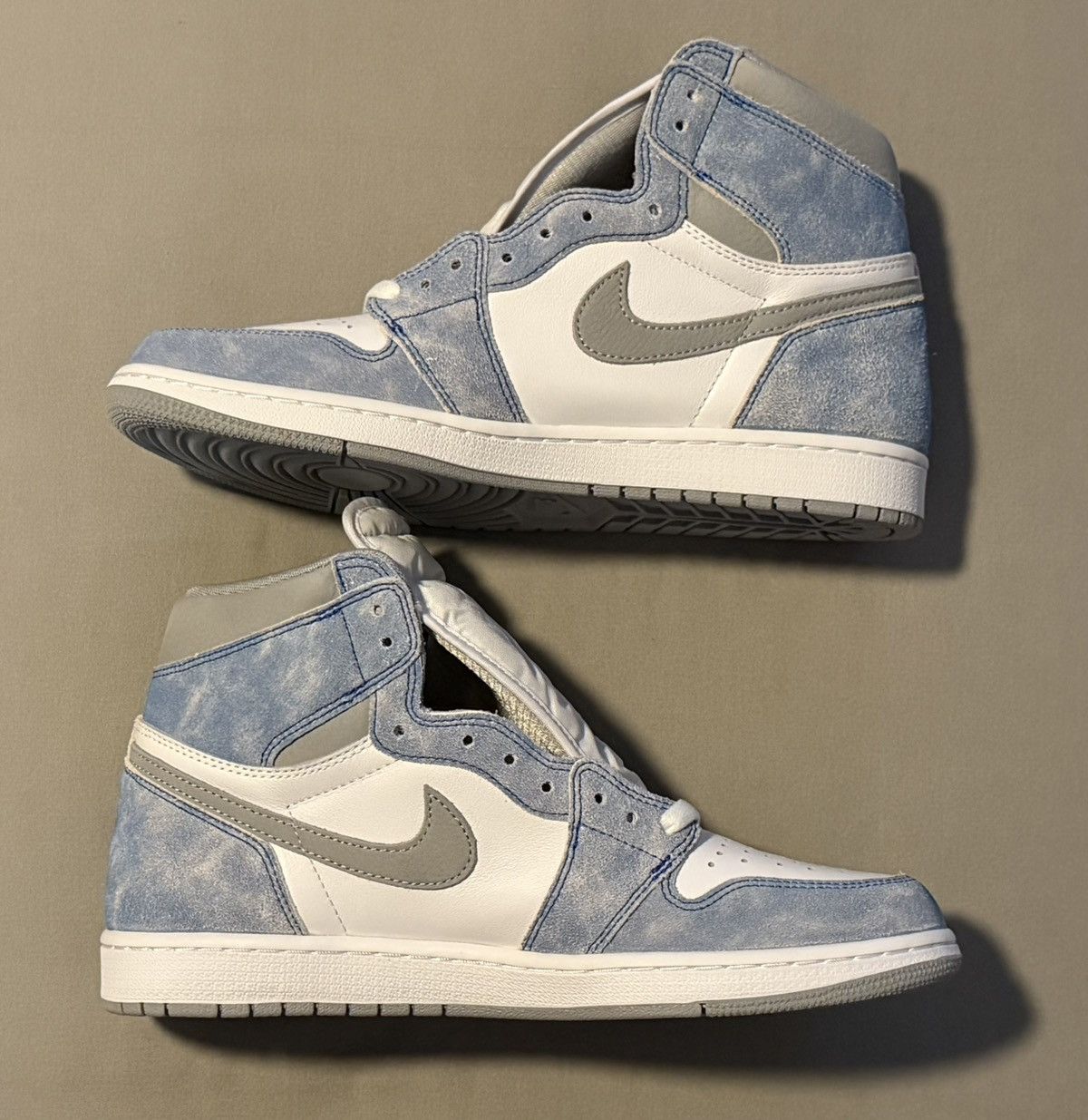 Jordan Brand Nike Air Jordan 1 Retro High OG Hyper Royal Smoke 2021 DS Size US 11 / EU 44 - 2 Thumbnail