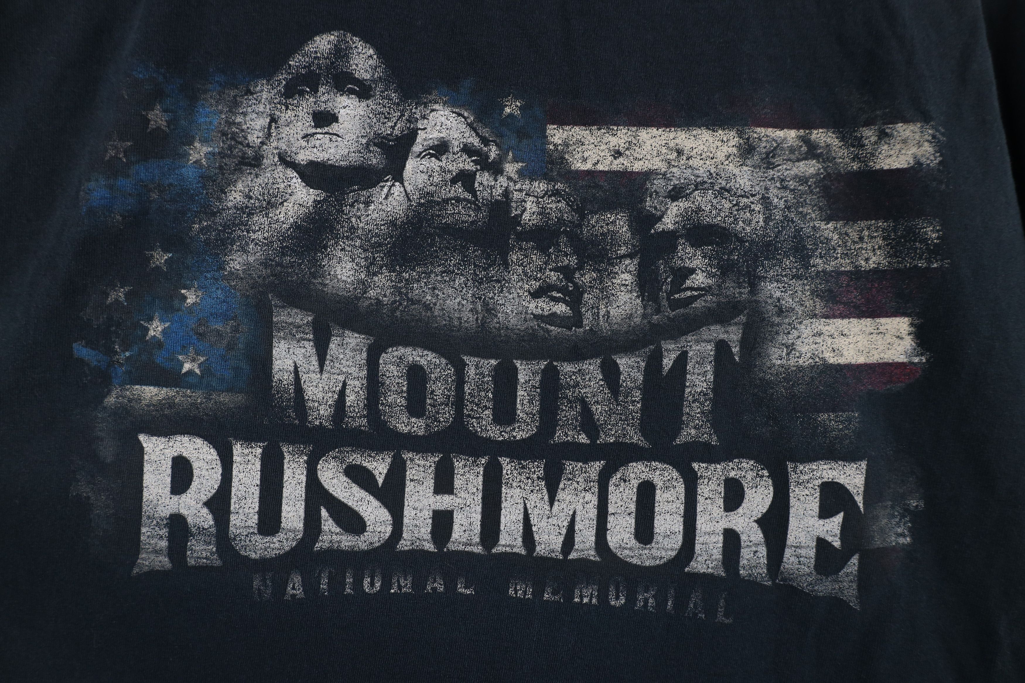 Vintage Vintage Spell Out Mount Rushmore National Monument T-Shirt Size US L / EU 52-54 / 3 - 9 Thumbnail