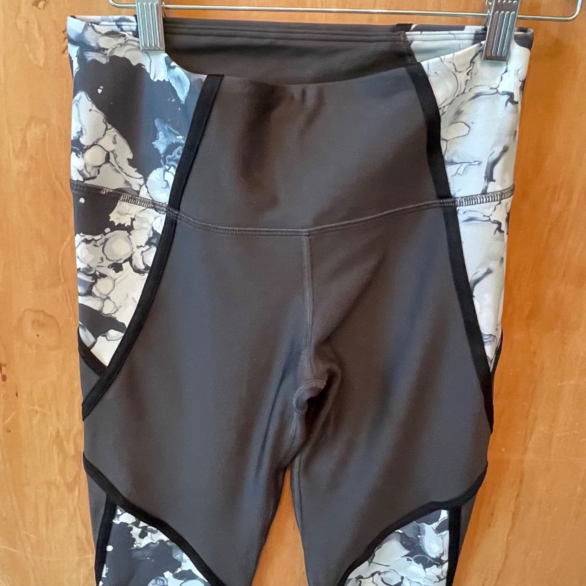 Under Armour Under Amour HeatGear Leggings Women's Medium Black and Gray Size 28" / US 6 / IT 42 - 8 Thumbnail