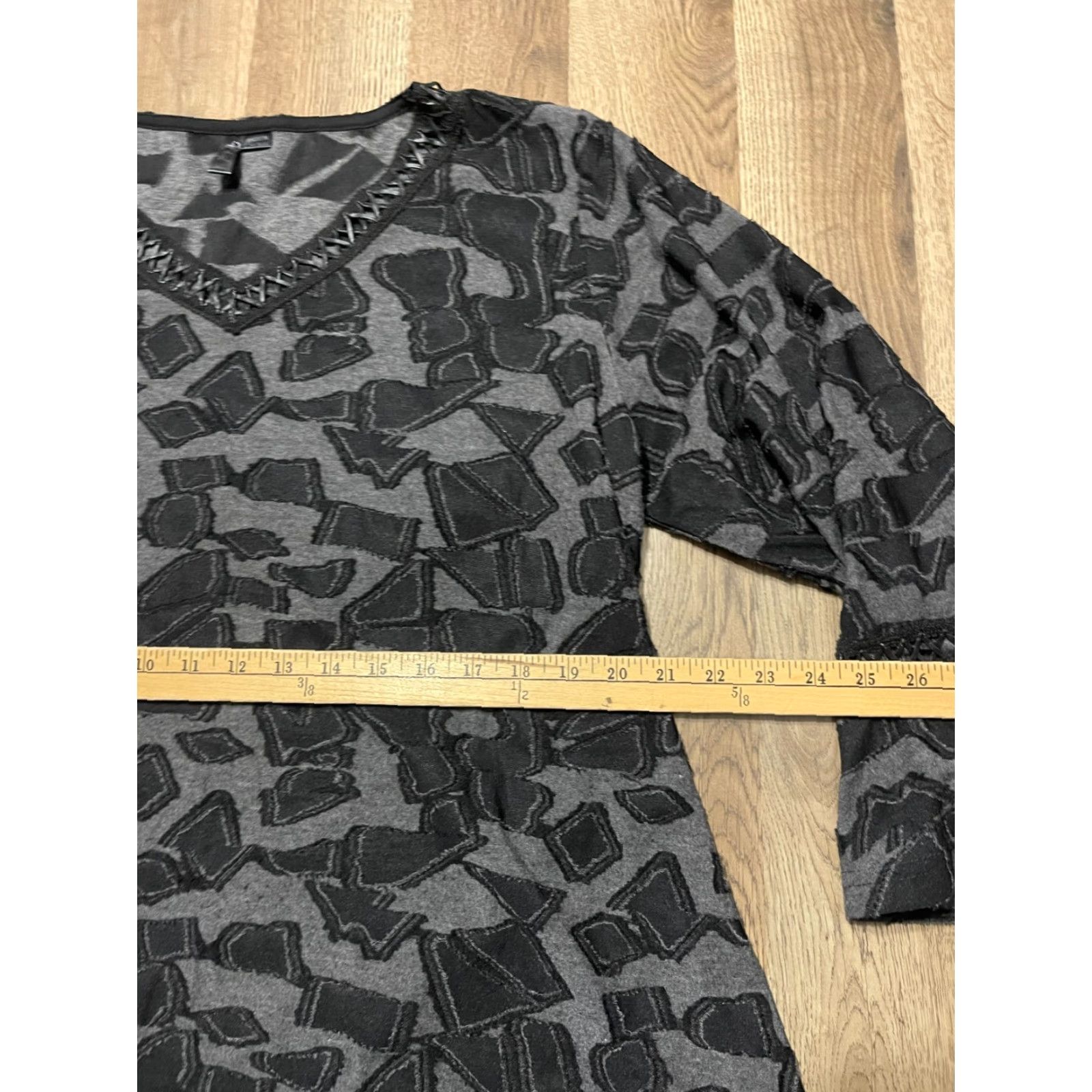 Triangl Ethyl Shirt Women XL Black Gray V-Neck Long Sleeve Triangles Shirt Womens XL Black Gray V-Neck Long Sleeve Triangles Size XL / US 12-14 / IT 48-50 - 5 Thumbnail