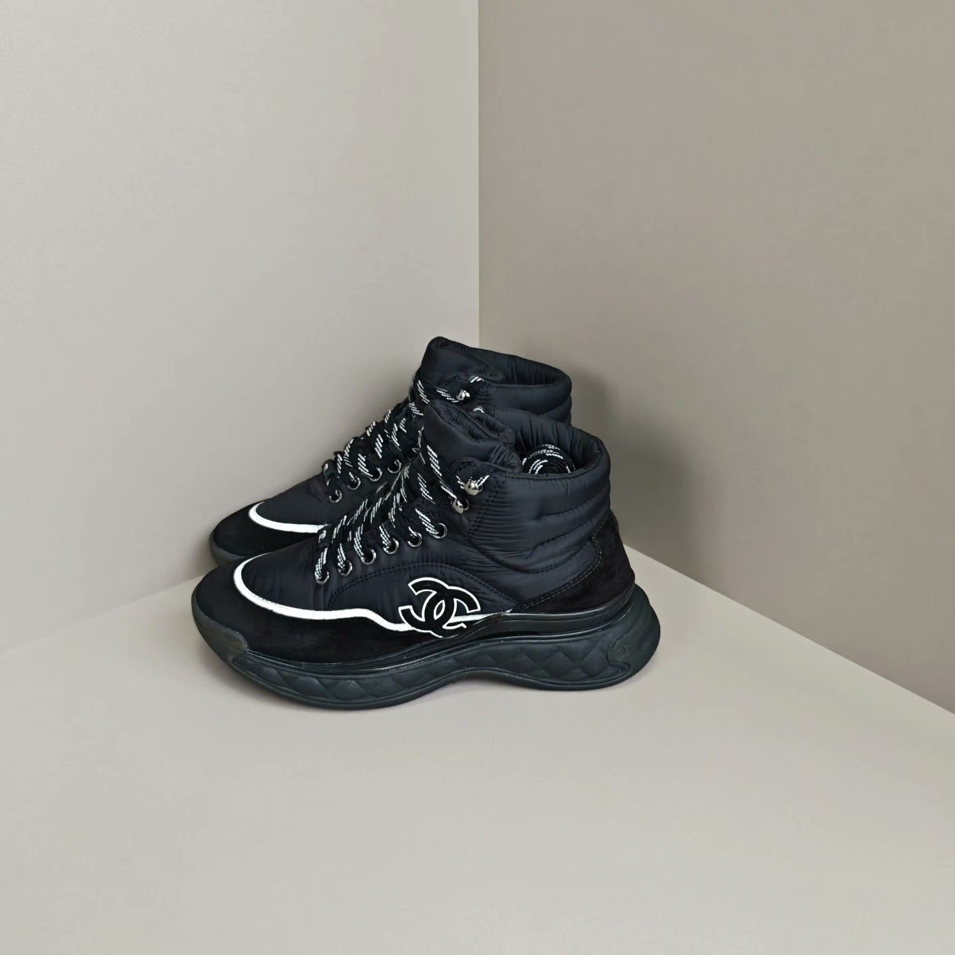 Chanel Chanel Casual Lowtop Sneakers us_6 Women Size US 6 / IT 36 - 1 Thumbnail