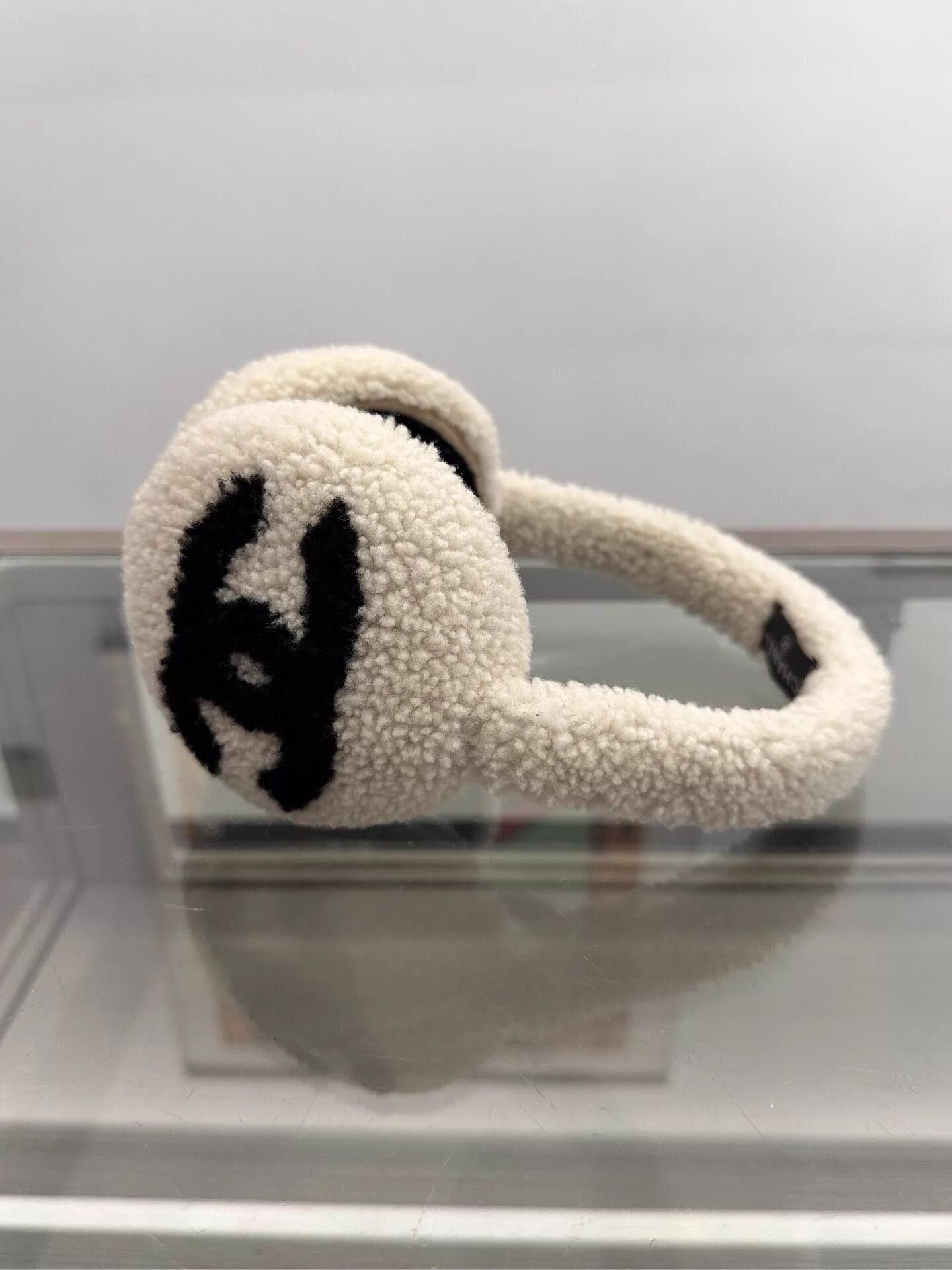 Chanel Chanel White Shearling Earmuffs w/ Black CC Logo 22cm Size ONE SIZE - 5 Thumbnail