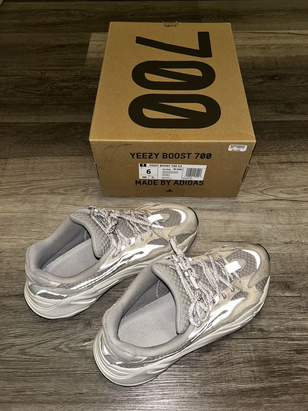 Yeezy Yeezy Boost 700 V2 Size US 6 / EU 39 - 2 Thumbnail