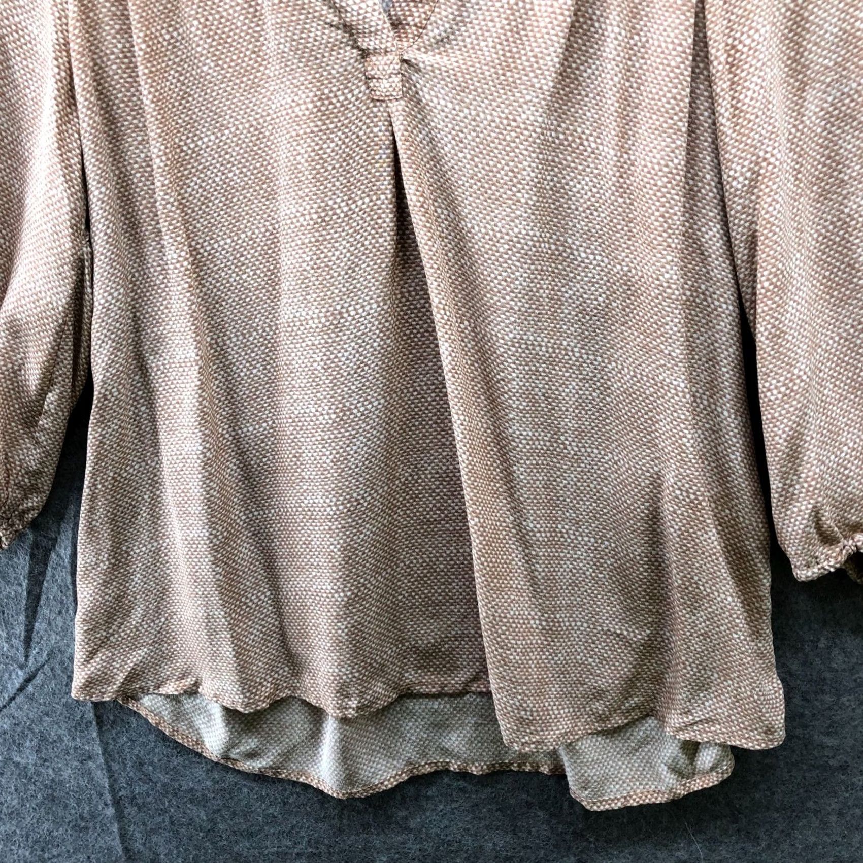 Joie Joie 100% Silk Blouse Womens XS Beige Tank Split Neck 3/4 Cinch Sleeve V-Neck Silk Blouse Women XS Beige Casual Flower Sleeve 3/4 Womens Joie Blouse Size XS / US 0-2 / IT 36-38 - 4 Thumbnail