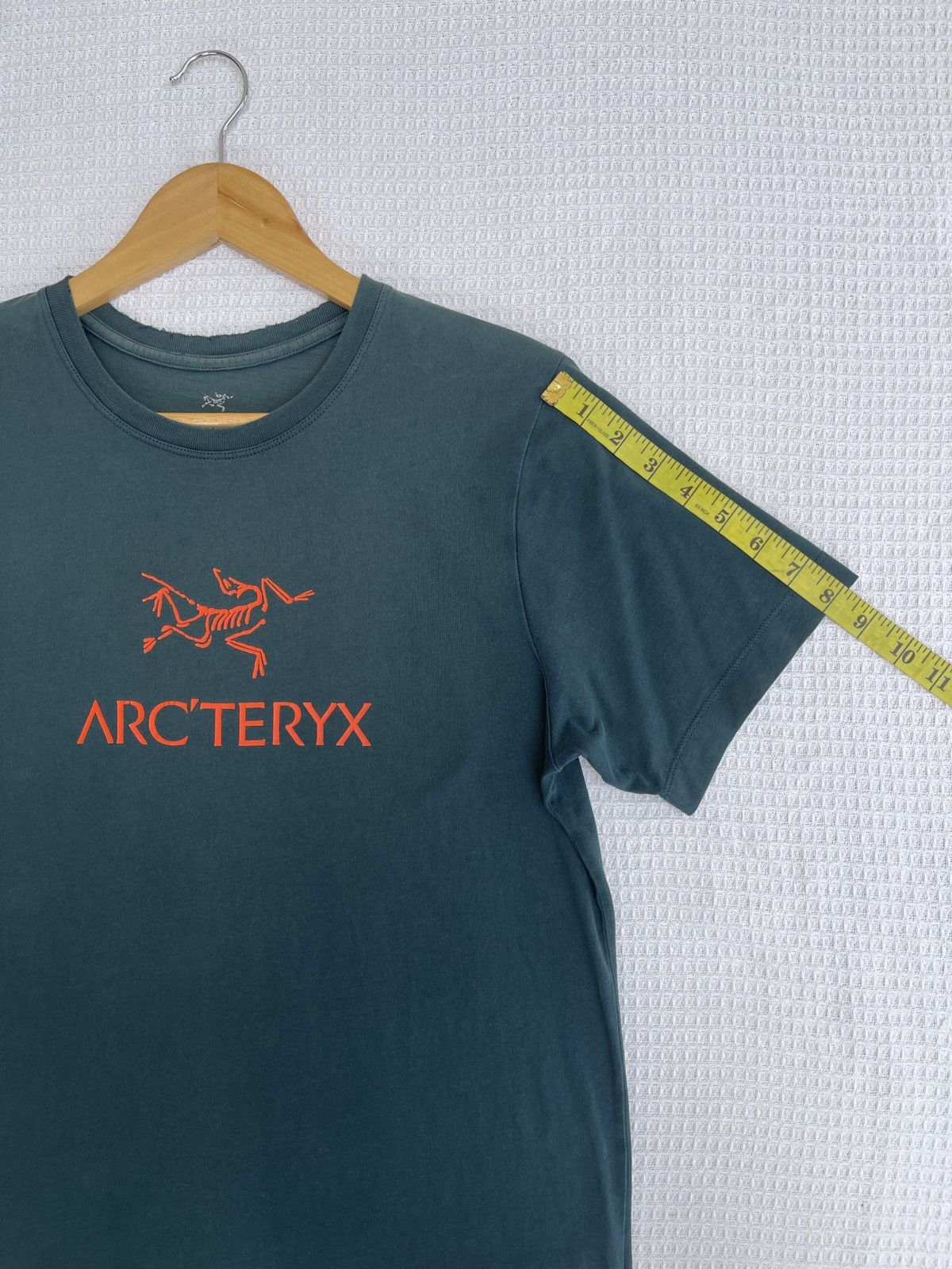 Arc'teryx Rare🔥Sun Faded Arc’teryx Big Logo Thrashed Tee Size US M / EU 48-50 / 2 - 12 Thumbnail