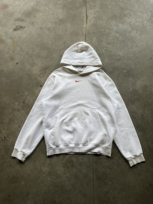 Middle swoosh hot sale nike hoodie