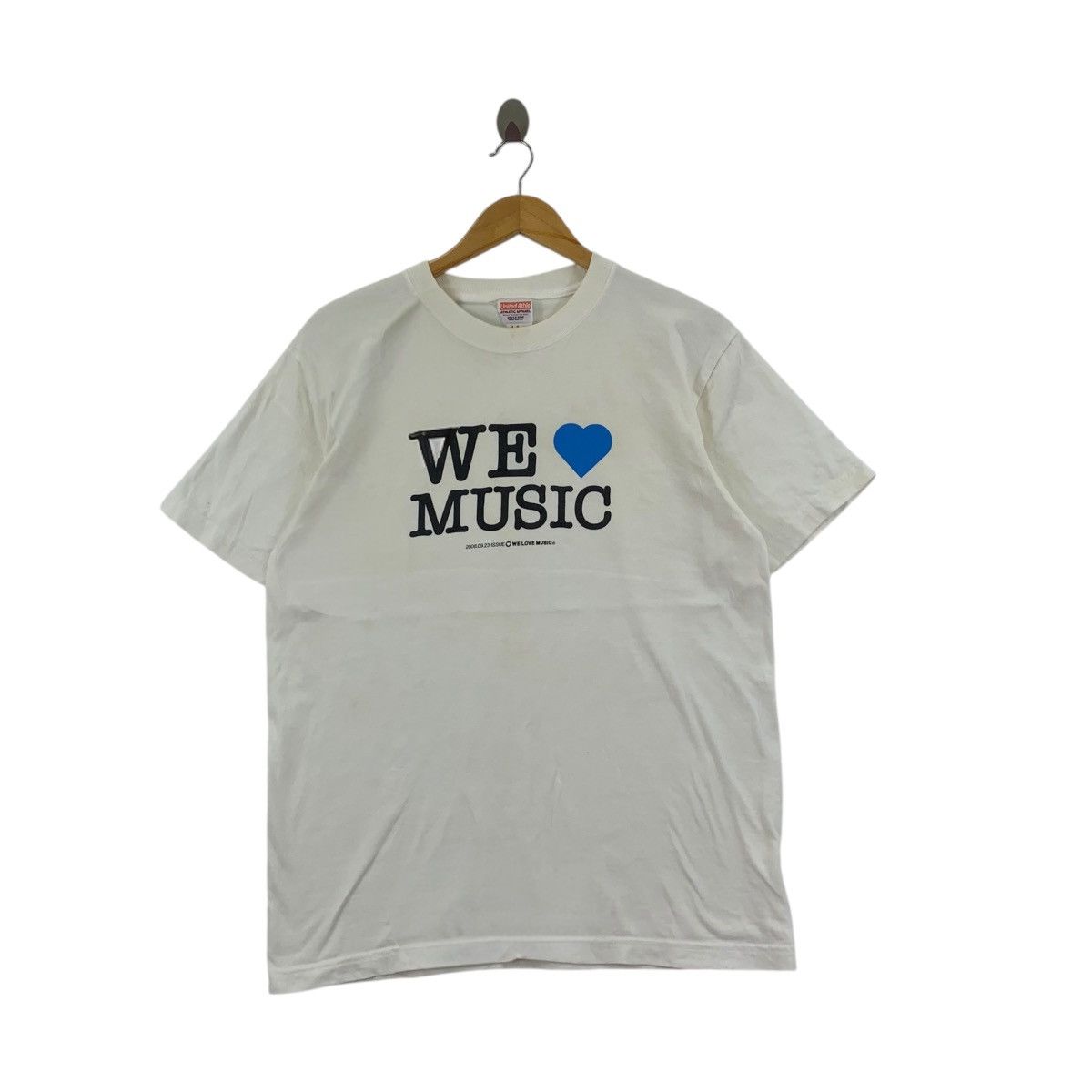Vintage Vintage WE LOVE MUSIC 2006 Issue Magazine Tee Shirt Top Art Size L / US 10 / IT 46 - 1 Thumbnail