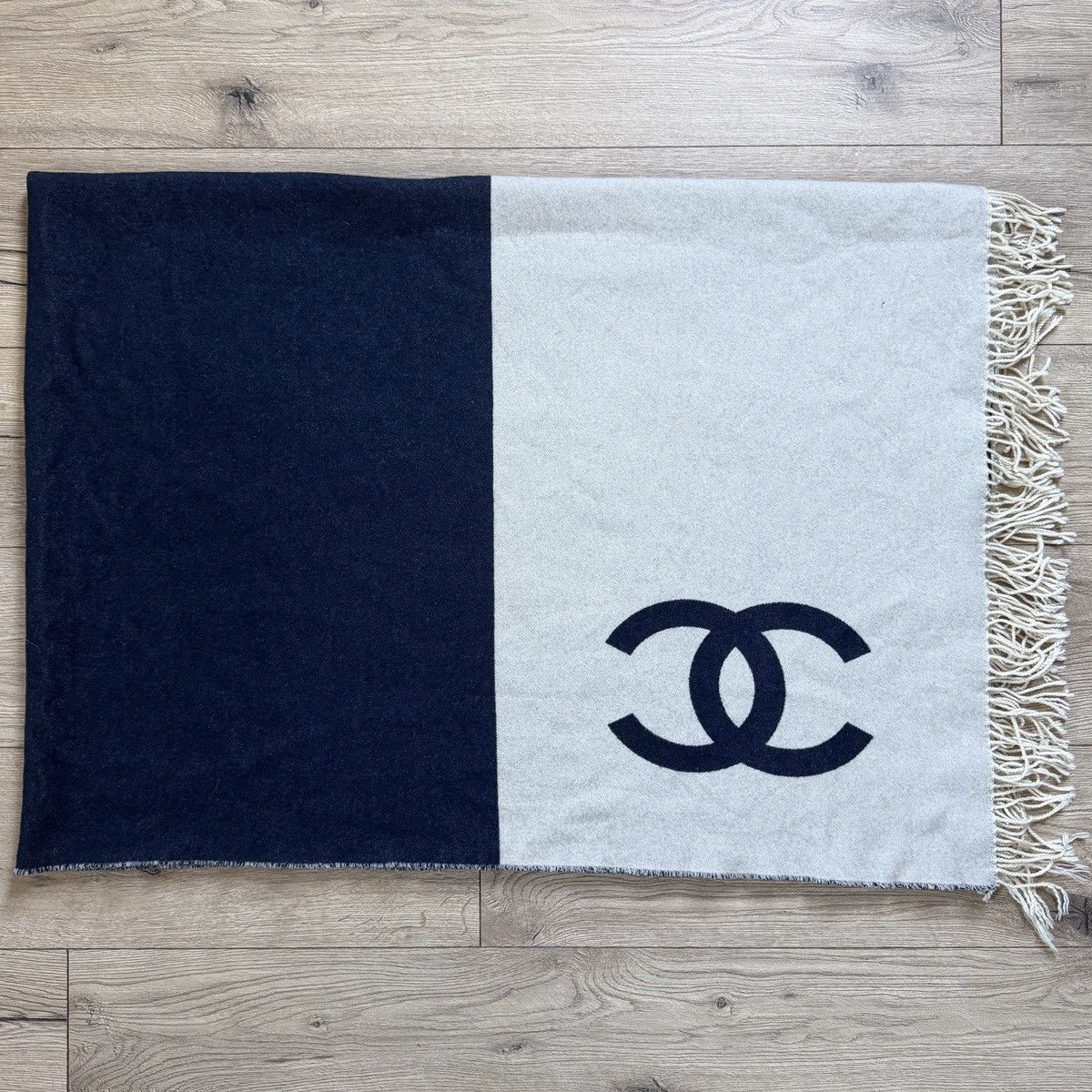 Chanel CHANEL SHAWL Wool/Cashmere 100% Authentic Large Scarf Size ONE SIZE - 1 Thumbnail