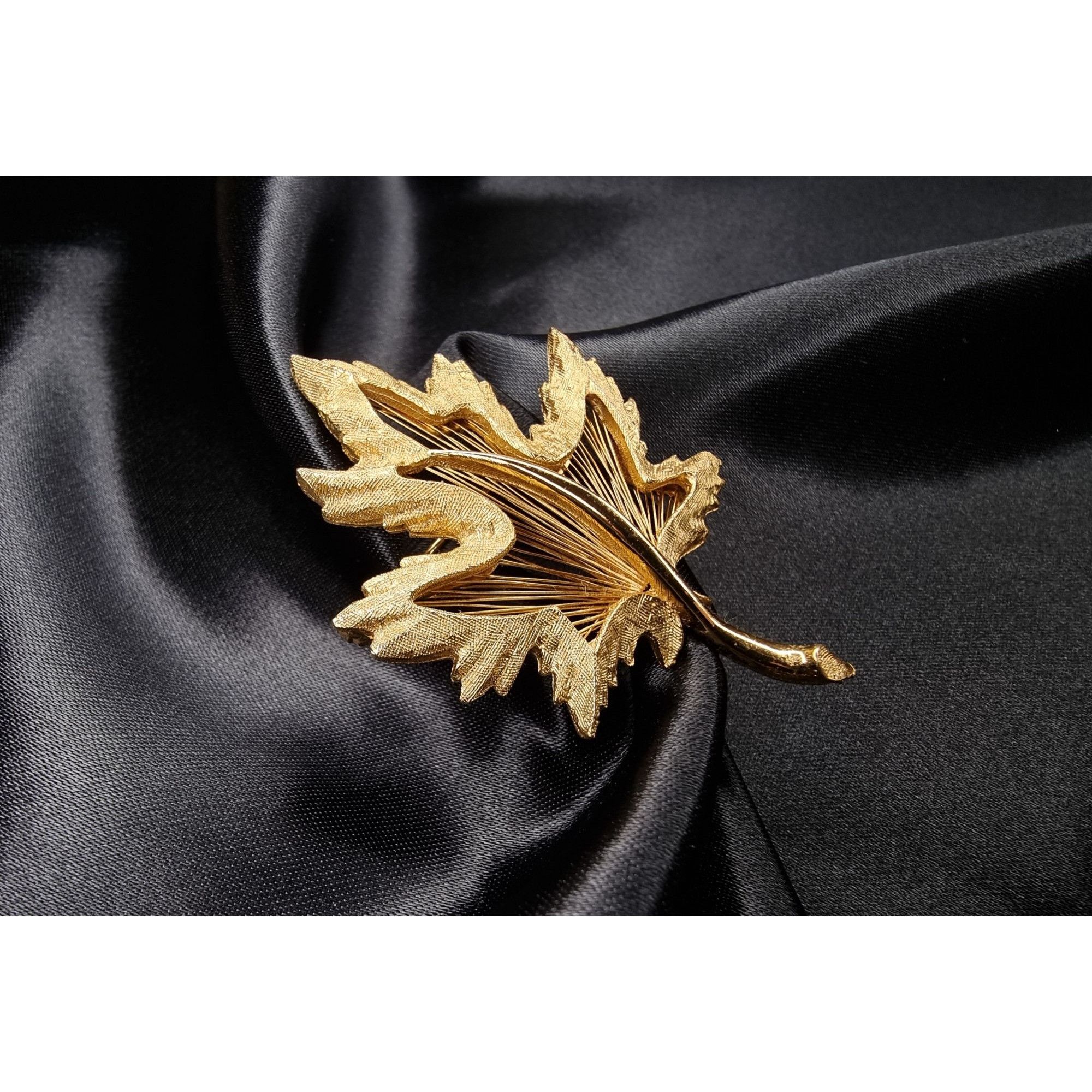 Monet Vintage MONET Gold-Tone Leaf Brooch Pin Maple Leaf Design El Size ONE SIZE - 3 Thumbnail