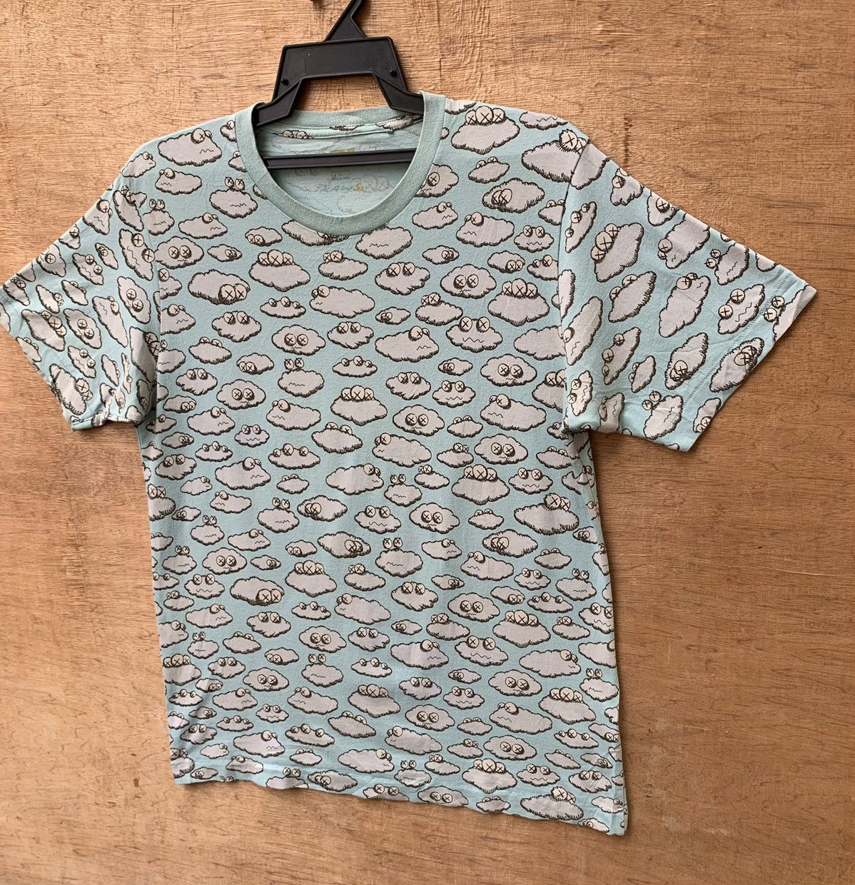 Kaws × Uniqlo Uniqlo x Kaws Cloud T shirt Size US L / EU 52-54 / 3 - 5 Thumbnail