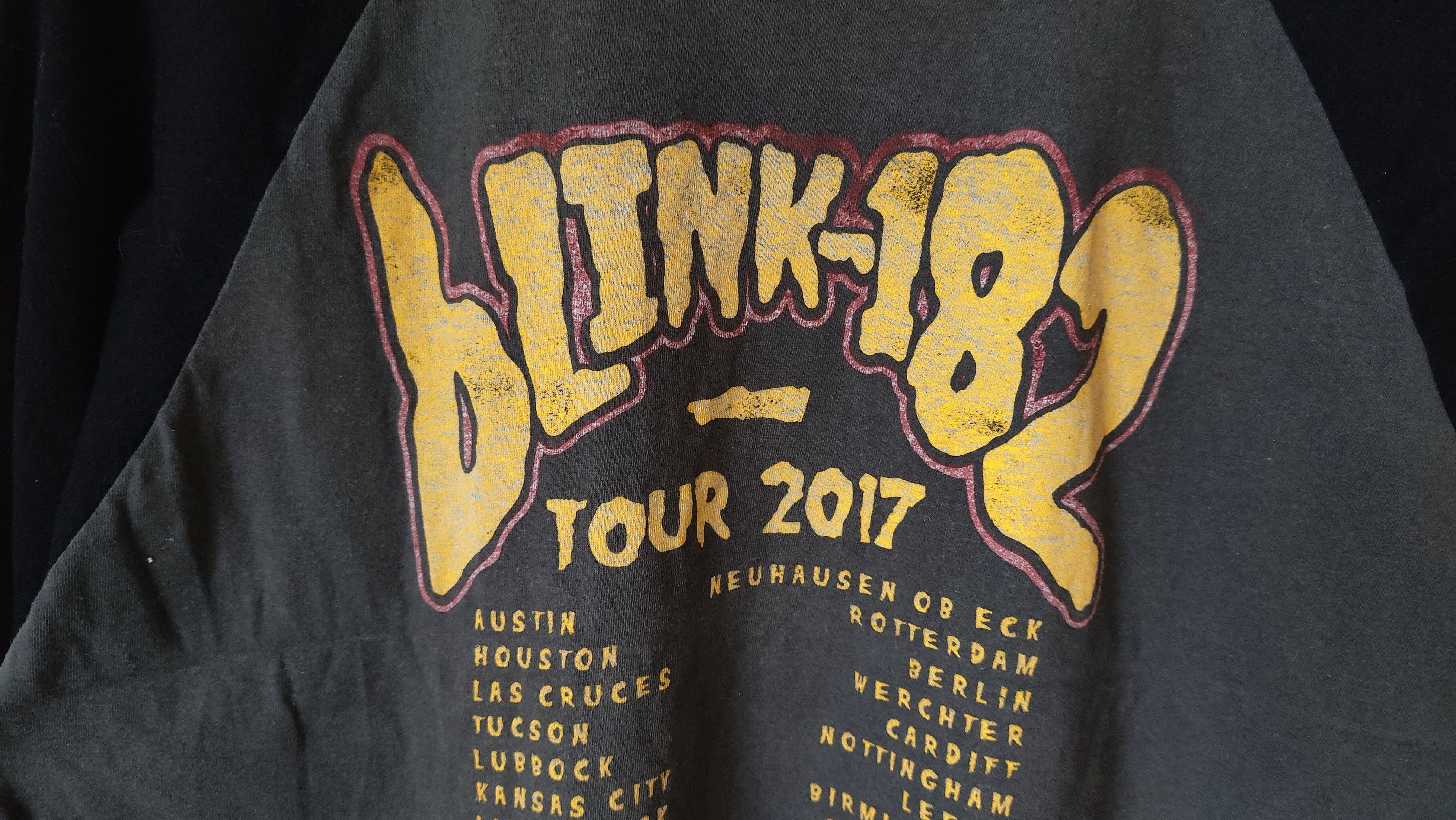 Band Tees × Vintage Blink 182 Crappy Punk Rock World Tour VTG 2017 Size US XL / EU 56 / 4 - 4 Thumbnail