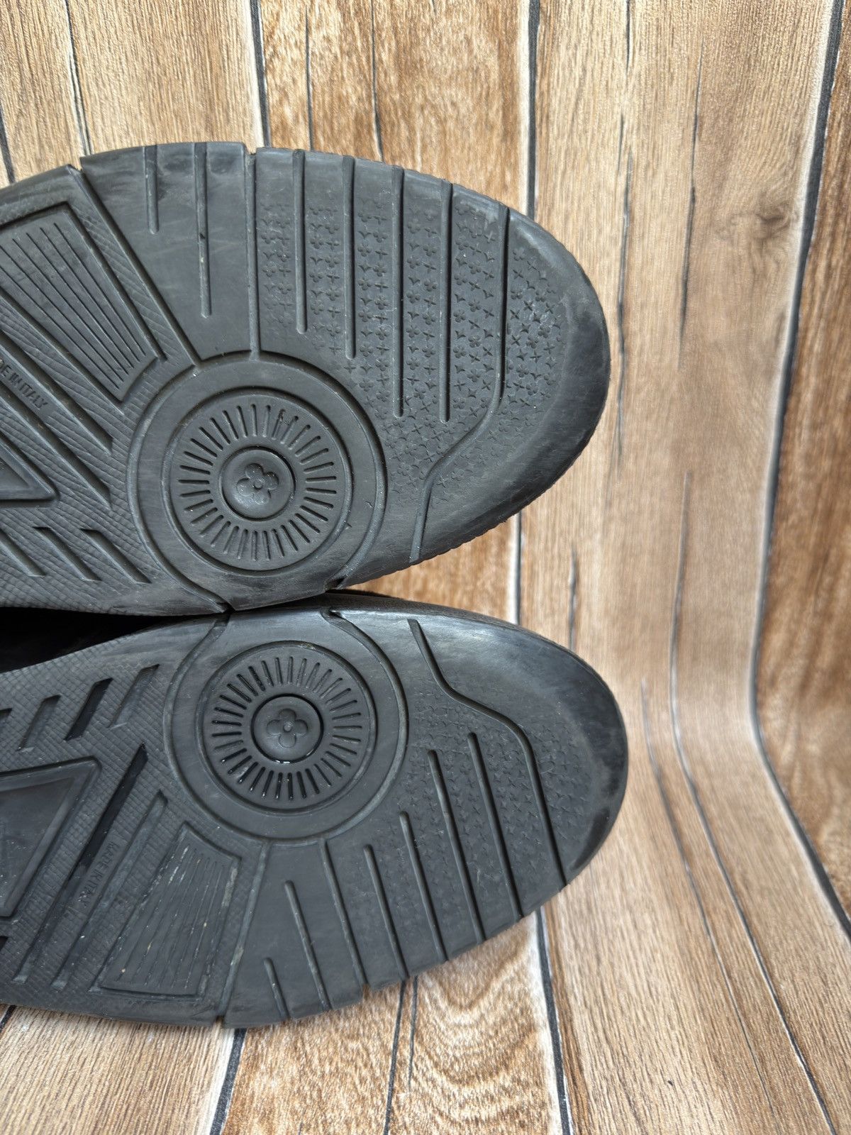 Louis Vuitton Suede lv trainers Size US 10 / EU 43 - 19 Thumbnail