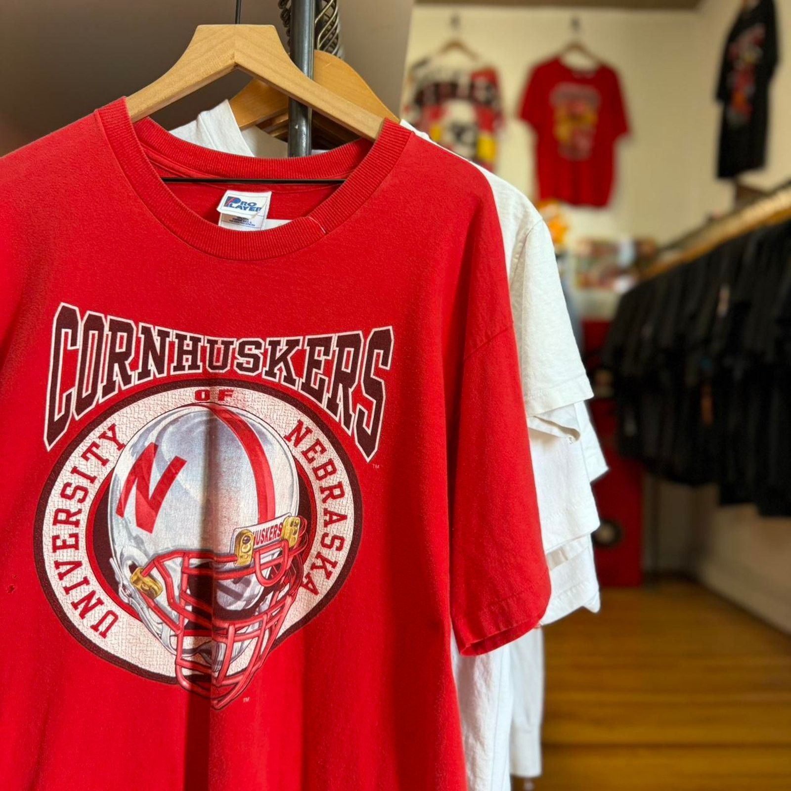 Vintage Vintage 90s Nebraska Cornhuskers Helmet T-Shirt Size US XL / EU 56 / 4 - 1 Thumbnail