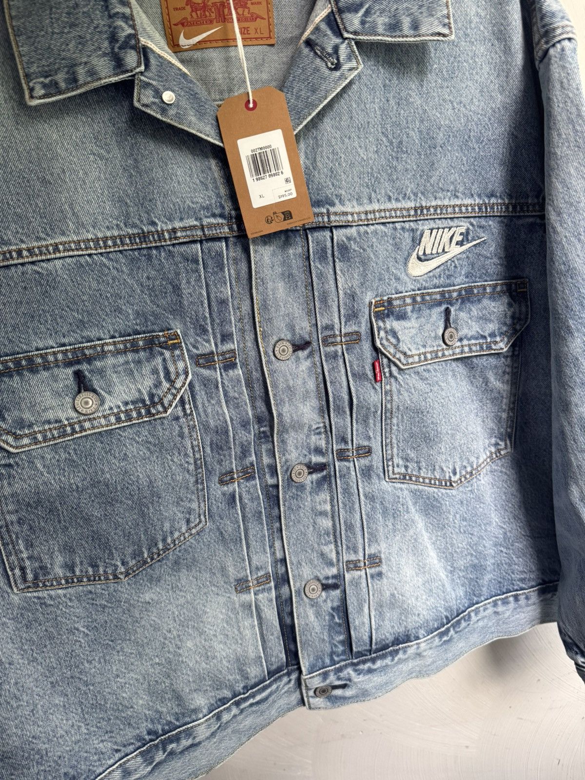 Levi's × Nike Levi's x Nike Denim Trucker Jacket Medium Wash Size US XL / EU 56 / 4 - 3 Thumbnail
