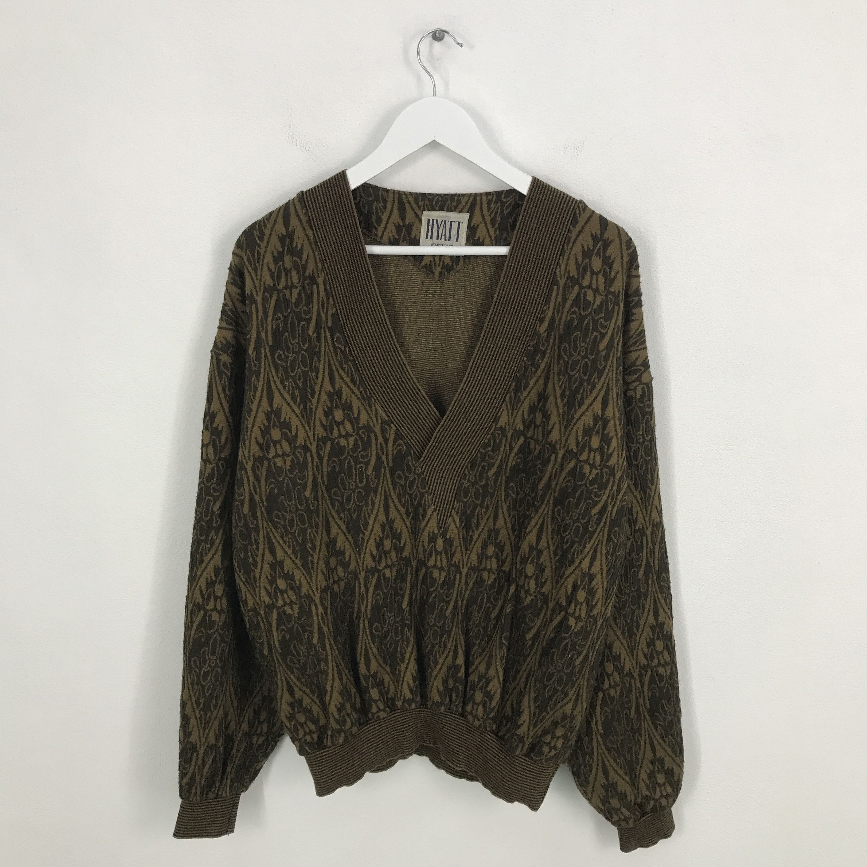 Colette Hyatt × Japanese Brand Rare🔥hyatt college V Neck design sweatshirt Size US L / EU 52-54 / 3 - 1 Thumbnail