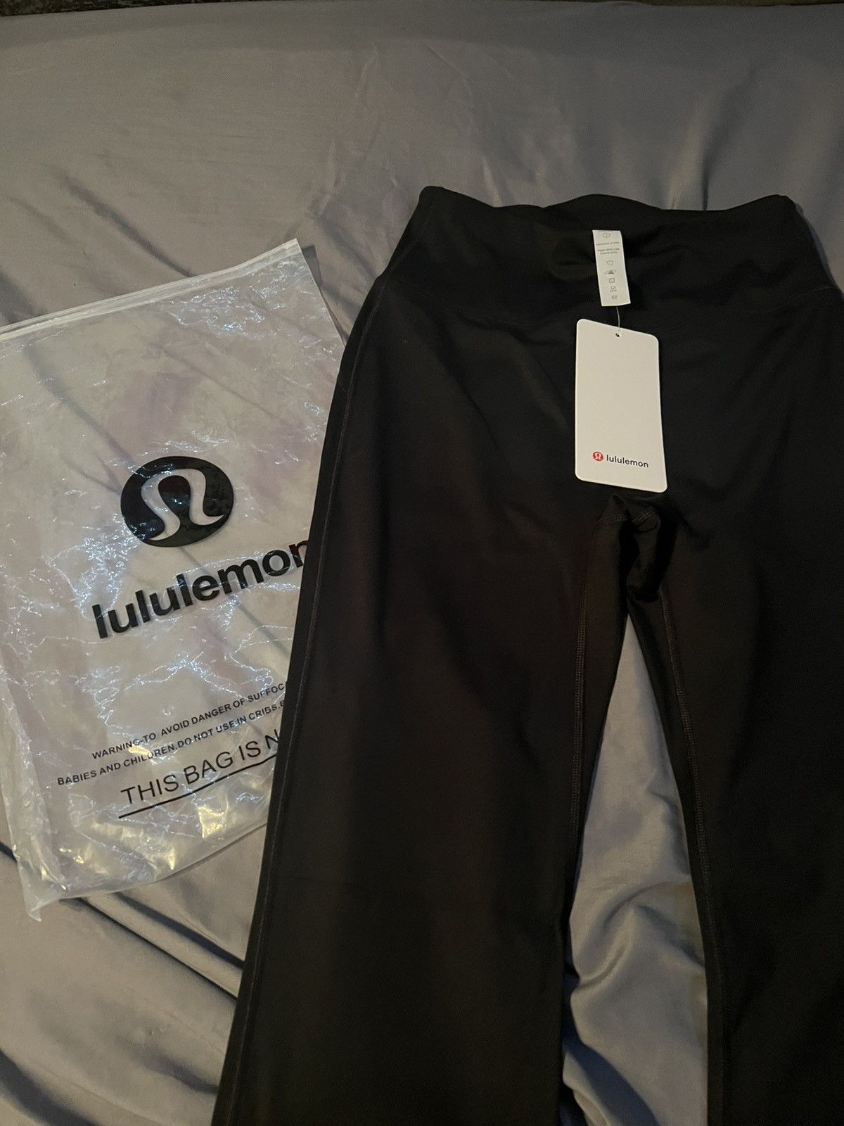 Lululemon Lululemon Size 4 Flared Leggings Size 27" / US 4 / IT 40 - 1 Thumbnail