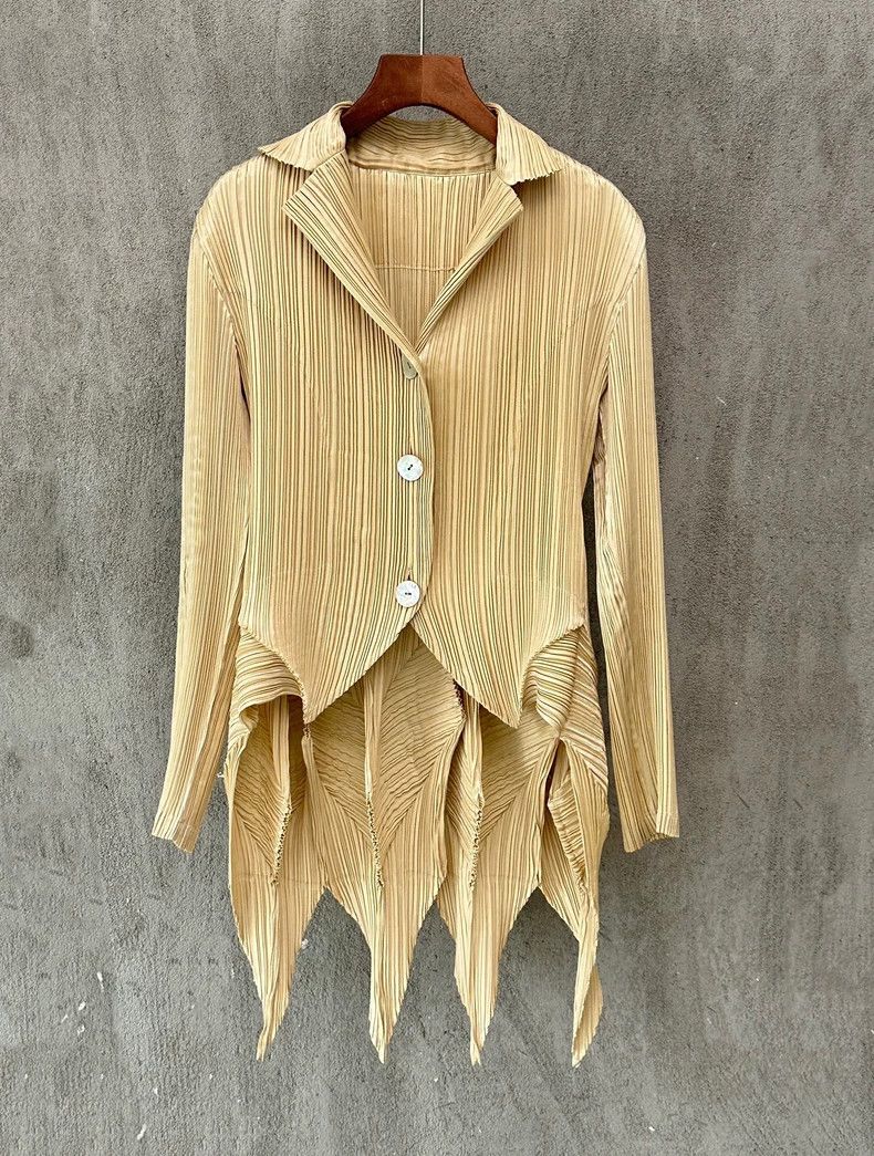 Issey Miyake Issey Miyake Shiny, pointed-angled, flower-bud pleated top Size M / US 6-8 / IT 42-44 - 1 Thumbnail