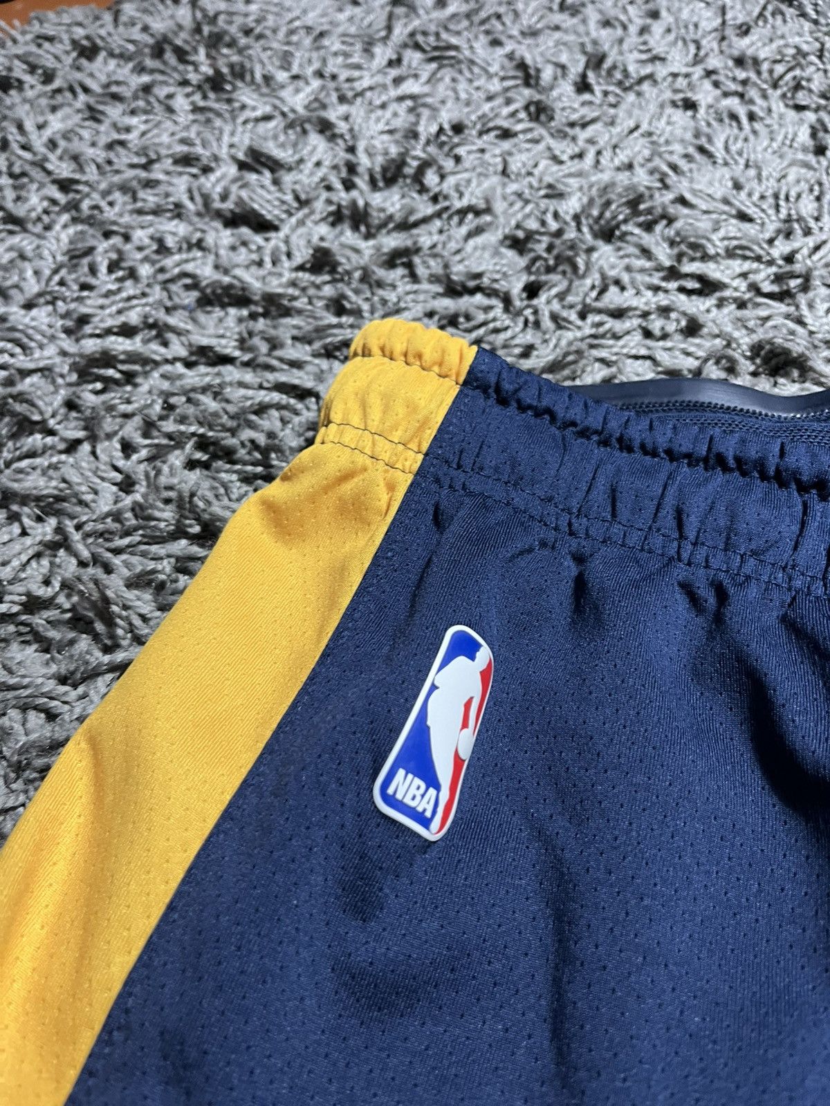 Nike NIKE DENVER NUGGETS WARM UP PLAYER VERSION SHORTS Size US 34 / EU 50 - 3 Thumbnail