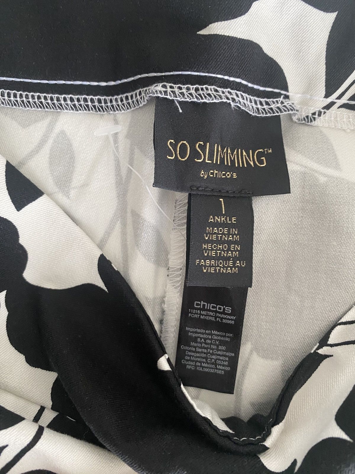 Chicos NWOT Chico's So Slimming black & white Brigitte pants Size 30" / US 8 / IT 44 - 9 Thumbnail