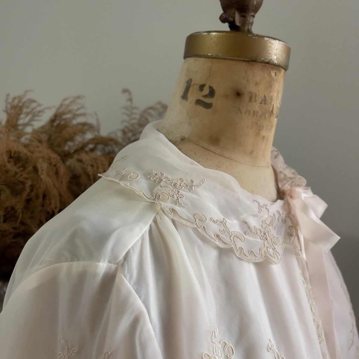Vintage Vintage 1960s Pale Pink Embroidered Chiffon Bed Jacket (S–M) Size M / US 6-8 / IT 42-44 - 12 Thumbnail