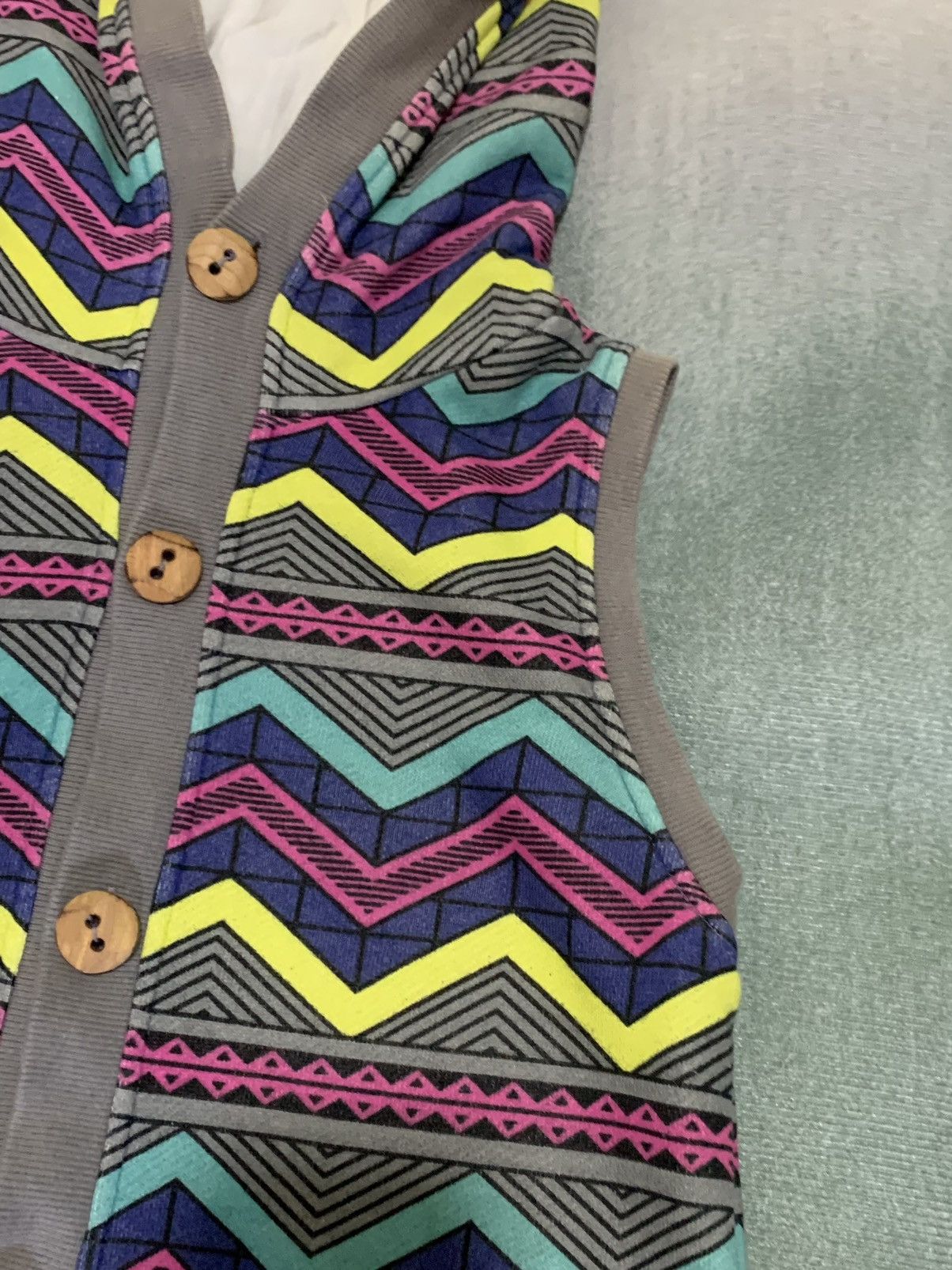 go slow caravan Sleeveless Hoodes Geometric Zig-Zag Pattern Wooden Buttons Size US S / EU 44-46 / 1 - 2 Thumbnail