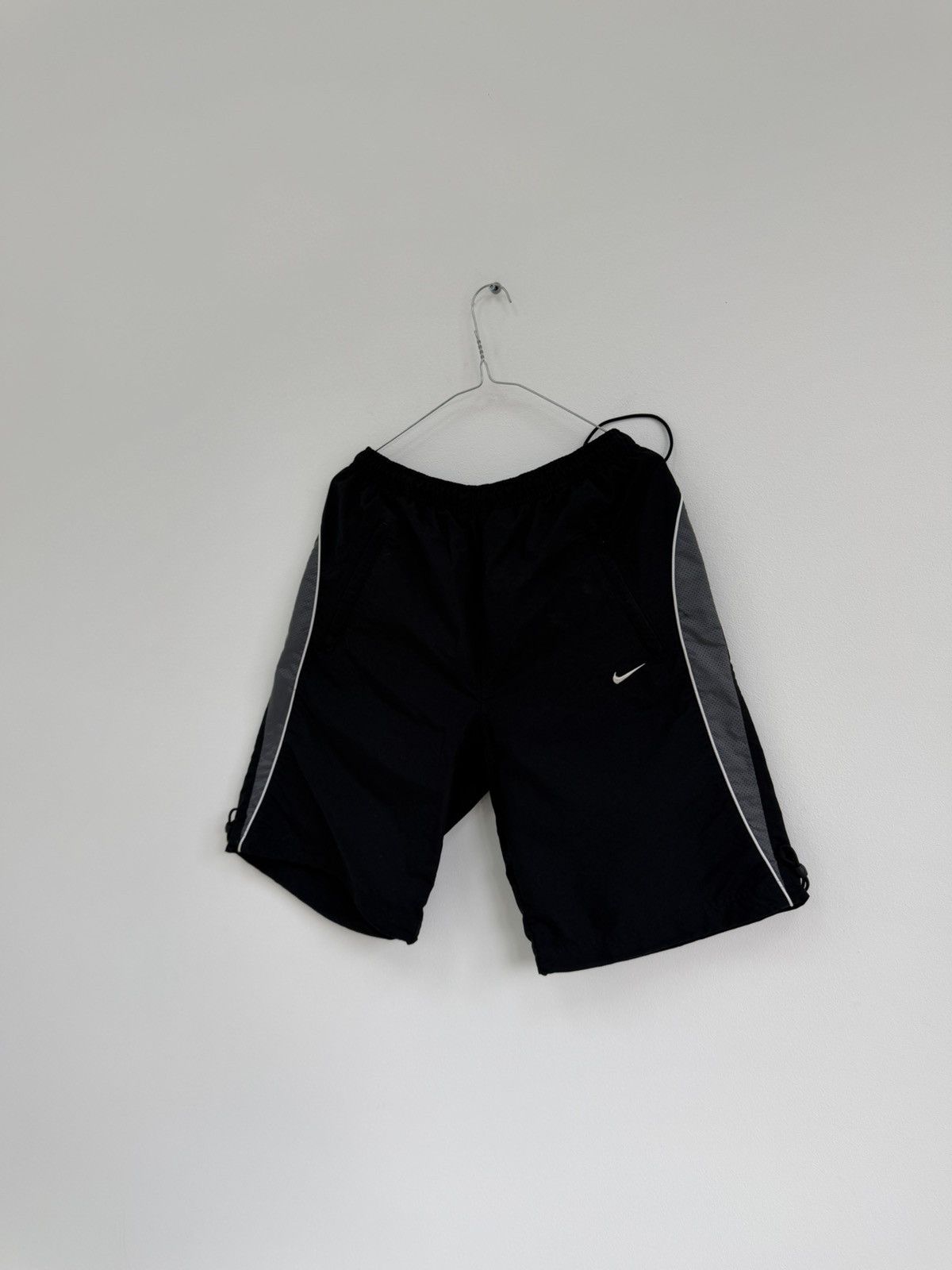 Nike Vintage 00s Retro Nike Y2K Baggy Shorts Size US 32 / EU 48 - 2 Thumbnail