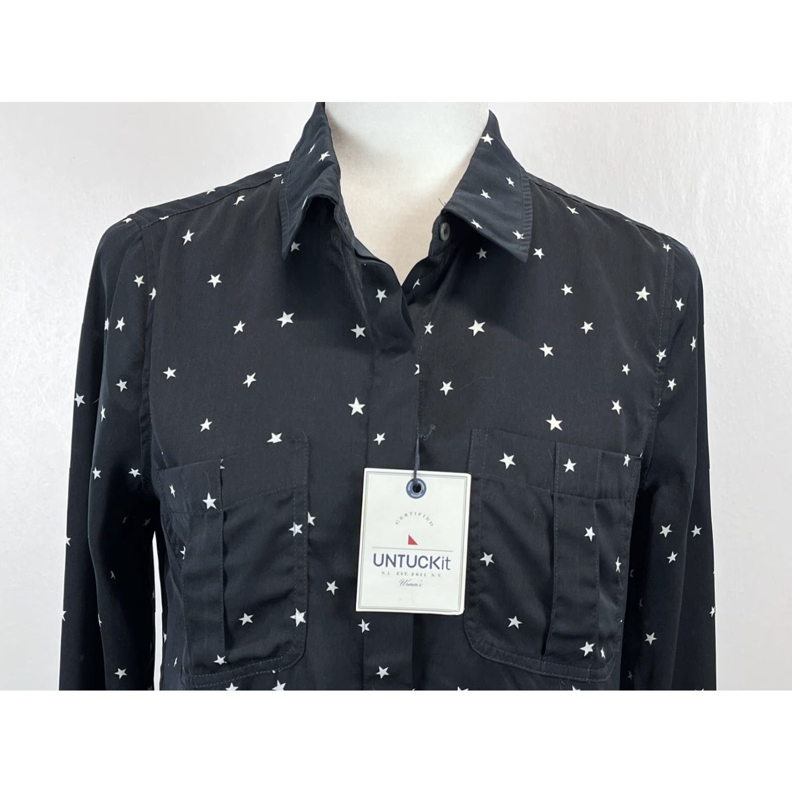 UNTUCKit UNTUCKit Button-Up Shirt Starlia Stars Navy 2 Pocket Womens Sz 4 Regular Button-Up Shirt Womens Navy Stars Giftable Casual Vintage no Size S / US 4 / IT 40 - 5 Thumbnail
