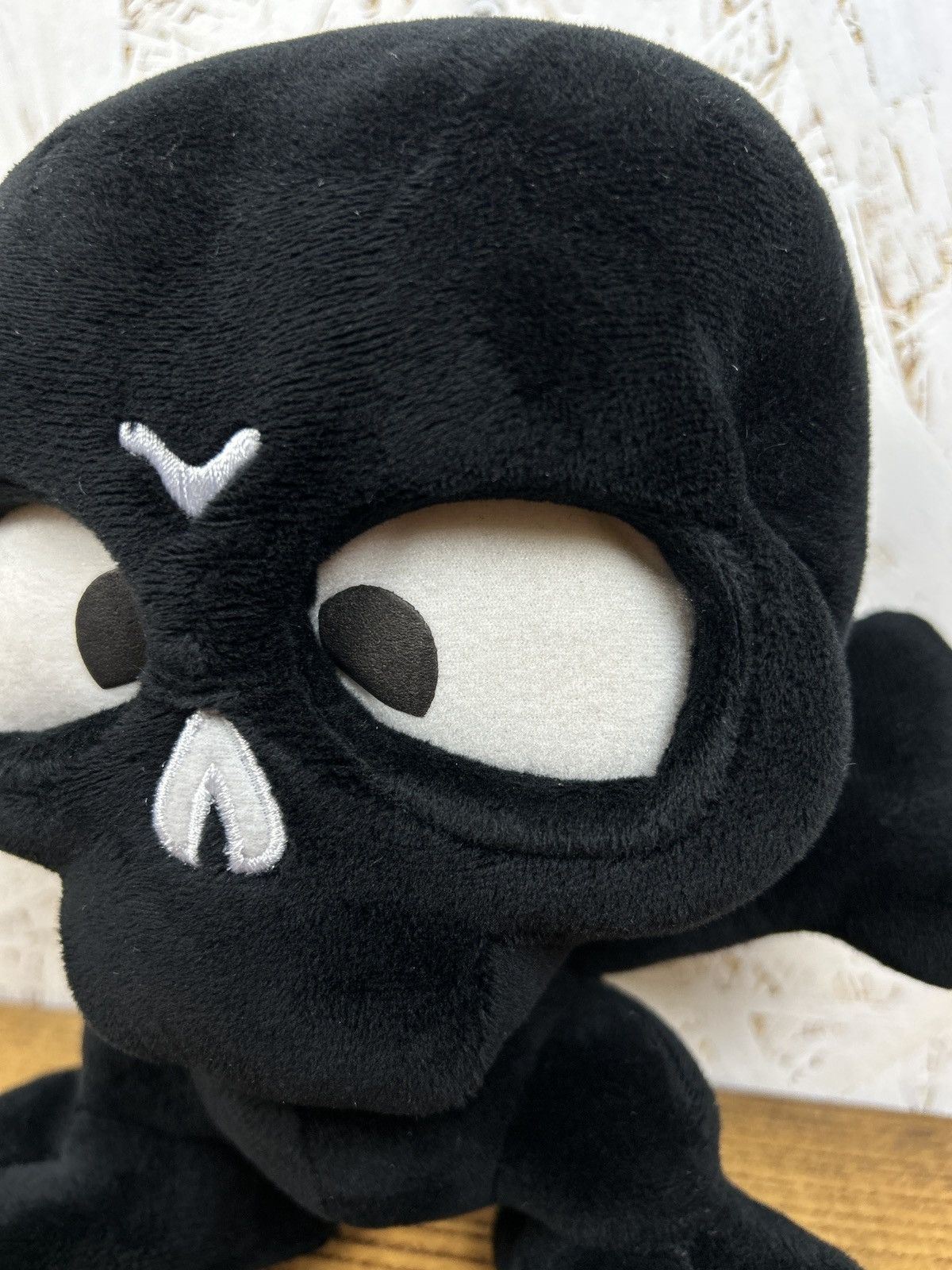 Mastermind World BNWT Mastermind Japan MMJ Skull Kid Plush Toy 2013 Black Size ONE SIZE - 2 Thumbnail