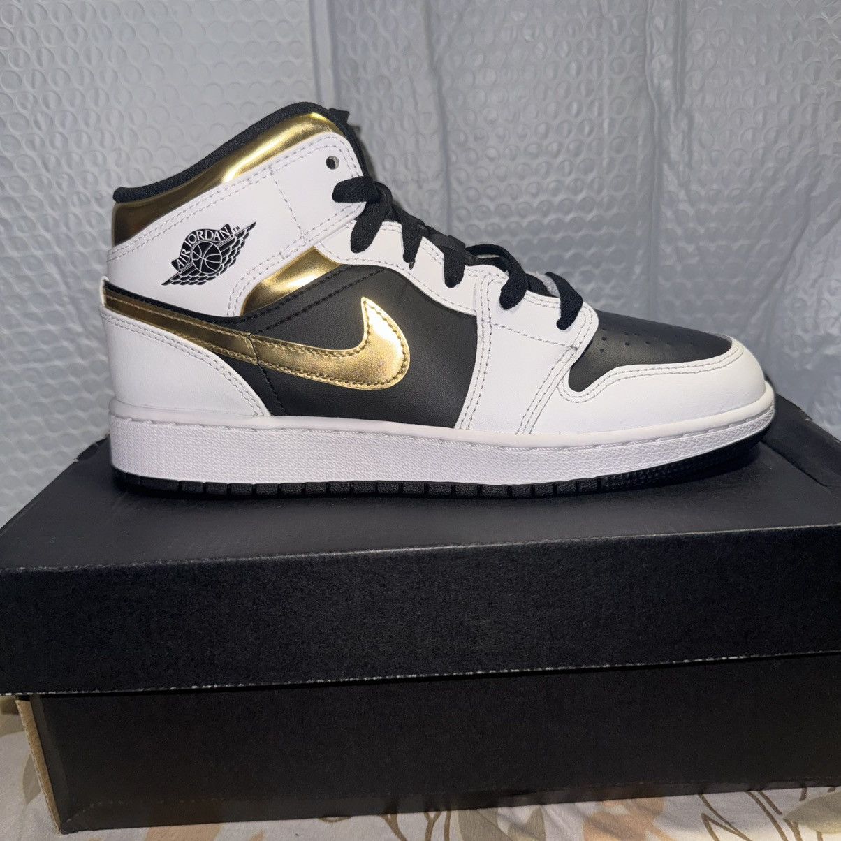 Jordan Brand Nike Air Jordan 1 Mid Black White Gold GS Size 5.5Y Size US 5.5 / EU 38 - 1 Thumbnail