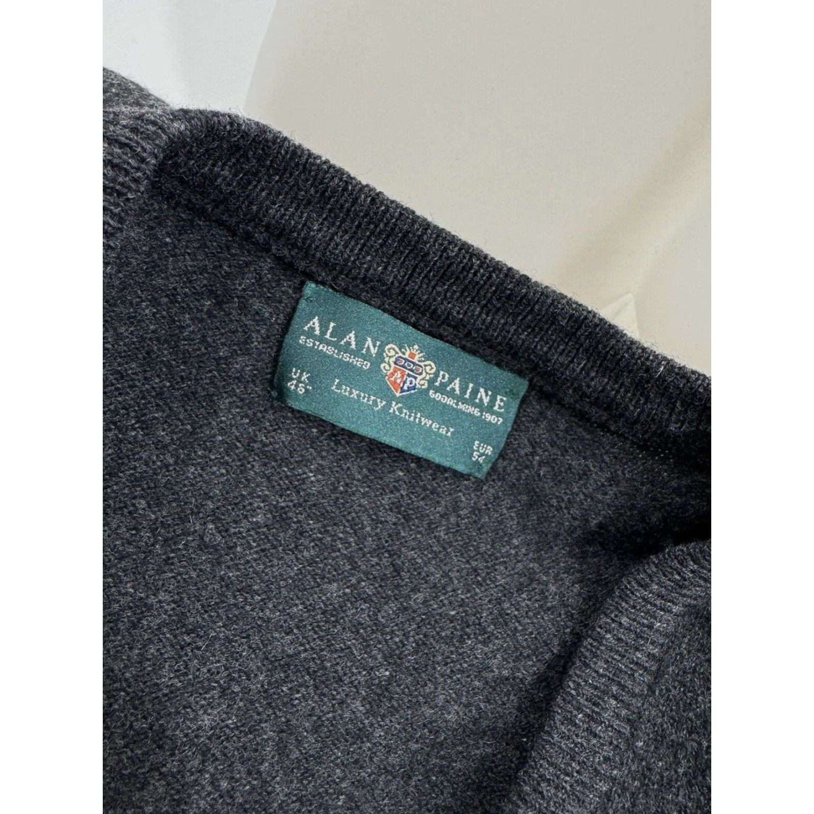 Vintage ALAN PAINE Vest Lambswool XL Mens Gray Shirt? Size US XL / EU 56 / 4 - 4 Thumbnail