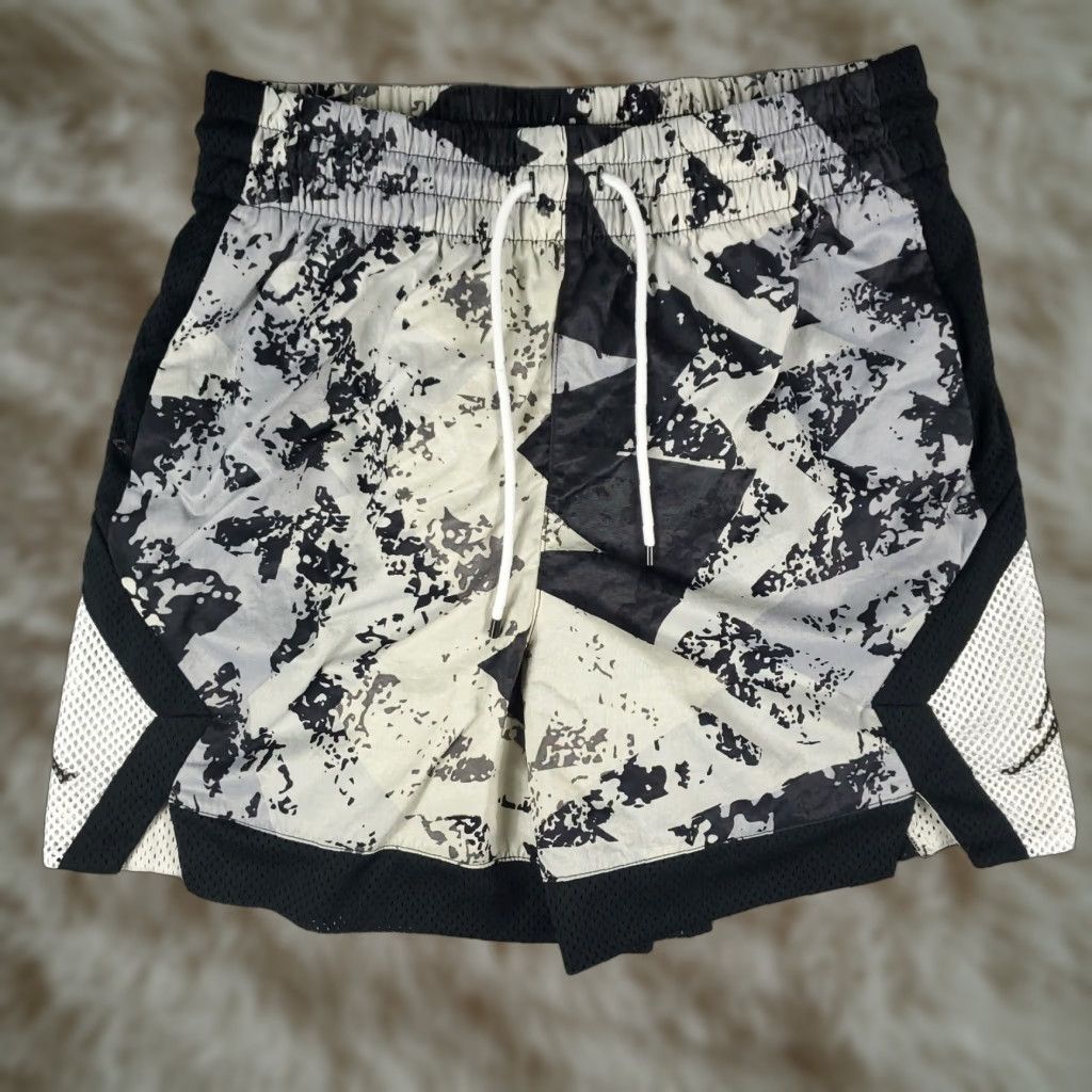 Jordan Brand JORDAN Women's Active Shorts Medium Gray Zipper Pockets Athletic Running Size 32" / US 10 / IT 46 - 1 Thumbnail