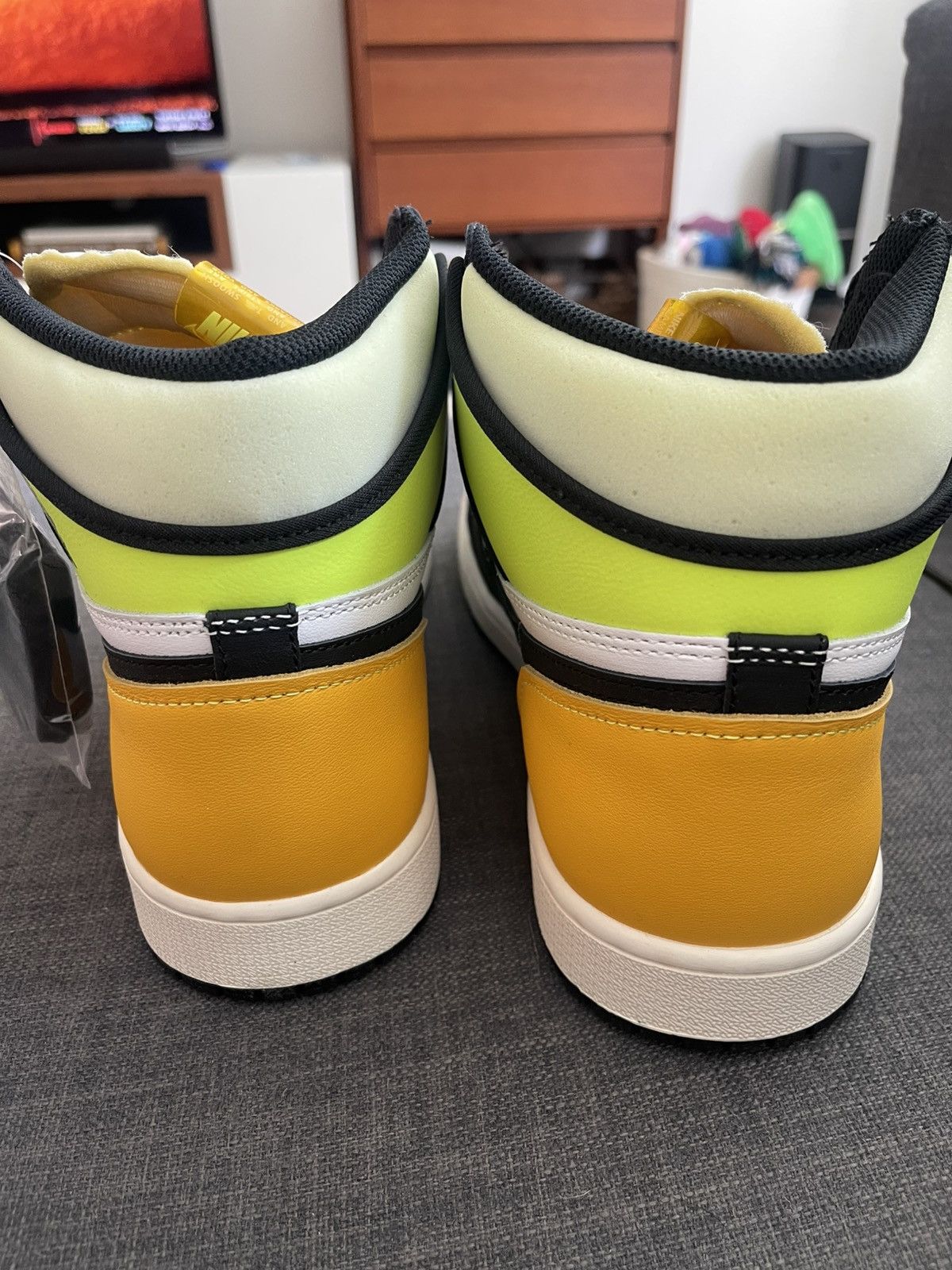 Jordan Brand Jordan 1 Retro High OG Volt Size US 12 / EU 45 - 7 Thumbnail