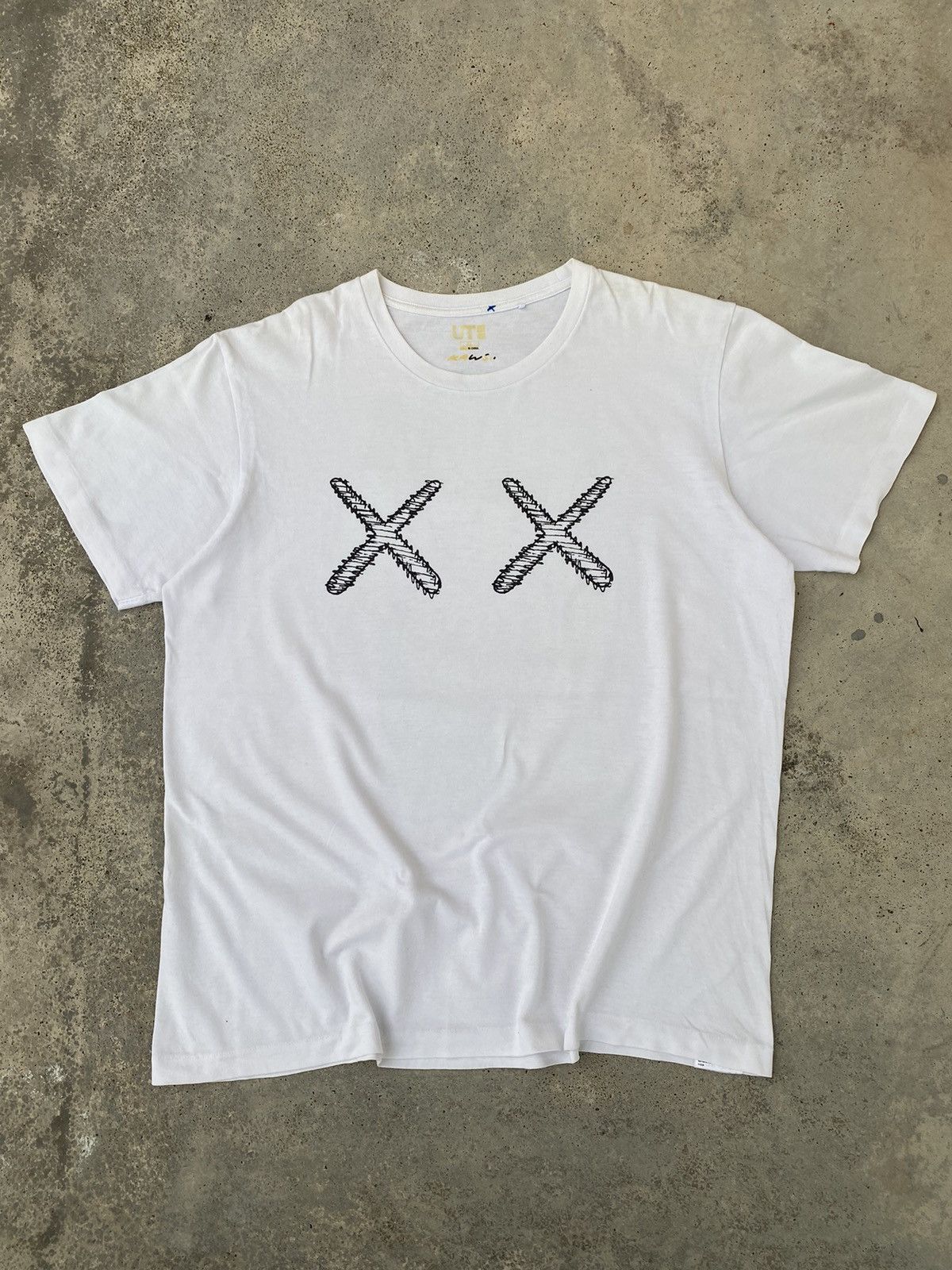 Japanese Brand 2000s Uniqlo KAWS Skeleton Caricature Tees Size US L / EU 52-54 / 3 - 3 Thumbnail