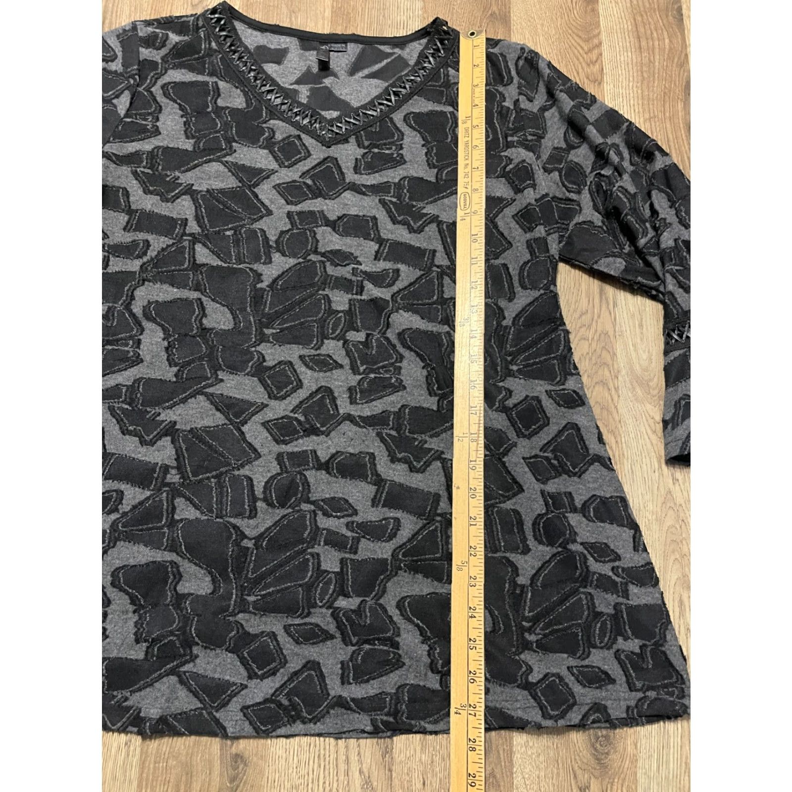 Triangl Ethyl Shirt Women XL Black Gray V-Neck Long Sleeve Triangles Shirt Womens XL Black Gray V-Neck Long Sleeve Triangles Size XL / US 12-14 / IT 48-50 - 6 Thumbnail
