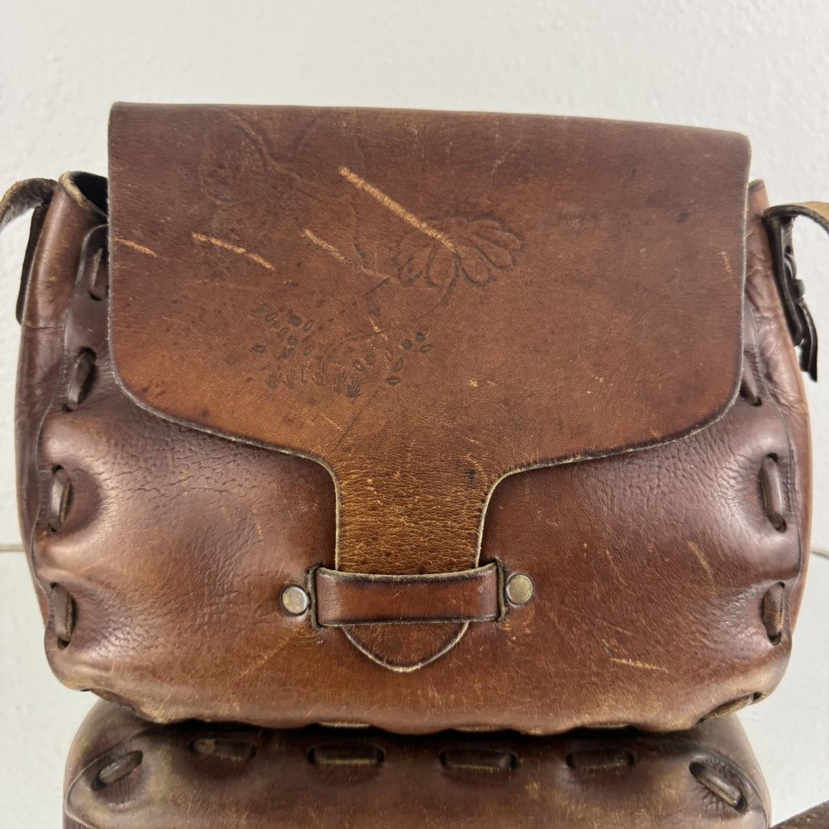 Other Vintage 90s Brown Tooled Leather Flower Butterfly Saddle Bag Size ONE SIZE - 4 Thumbnail