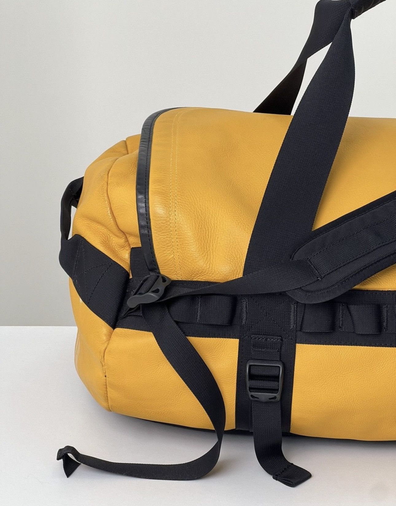 Supreme × The North Face FW17 Supreme North Face Leather Base Camp Duffle Bag Size ONE SIZE - 7 Thumbnail