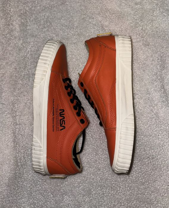 Vans store nasa 42