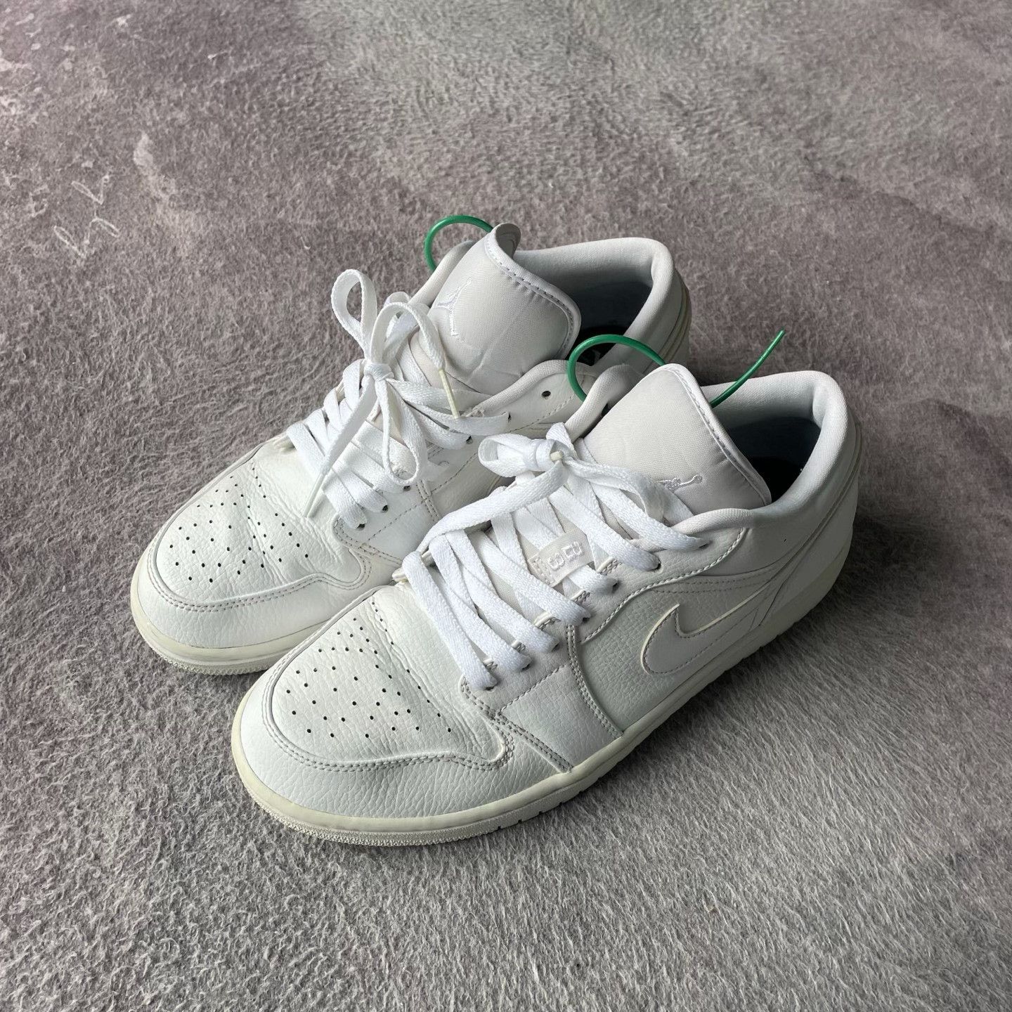 Nike Nike White Lowtop Sneakers 42 Men Size US 9 / EU 42 - 1 Thumbnail