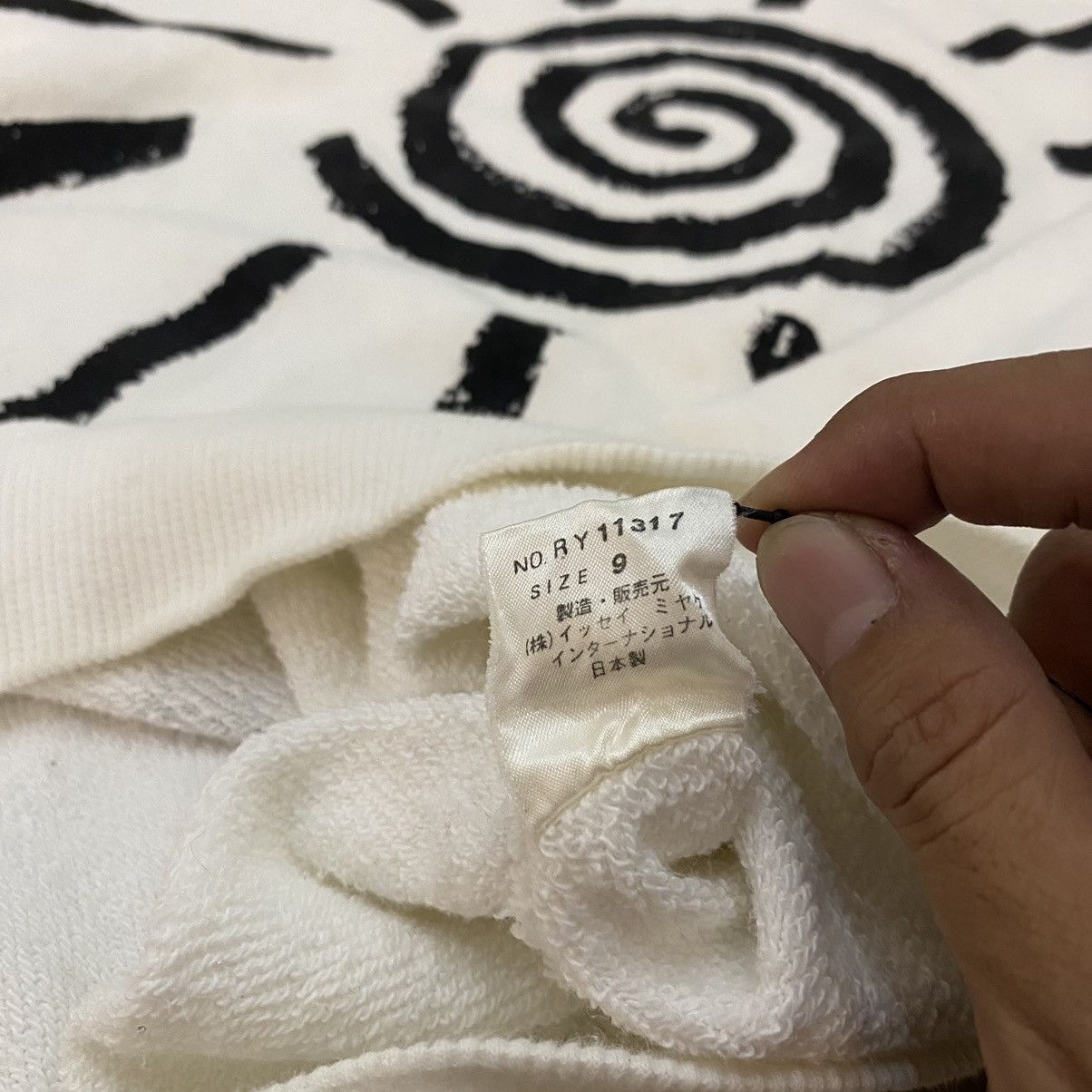 Issey Miyake Vintage Issey Miyake I.S Logo Circle Crewneck Size US L / EU 52-54 / 3 - 4 Thumbnail