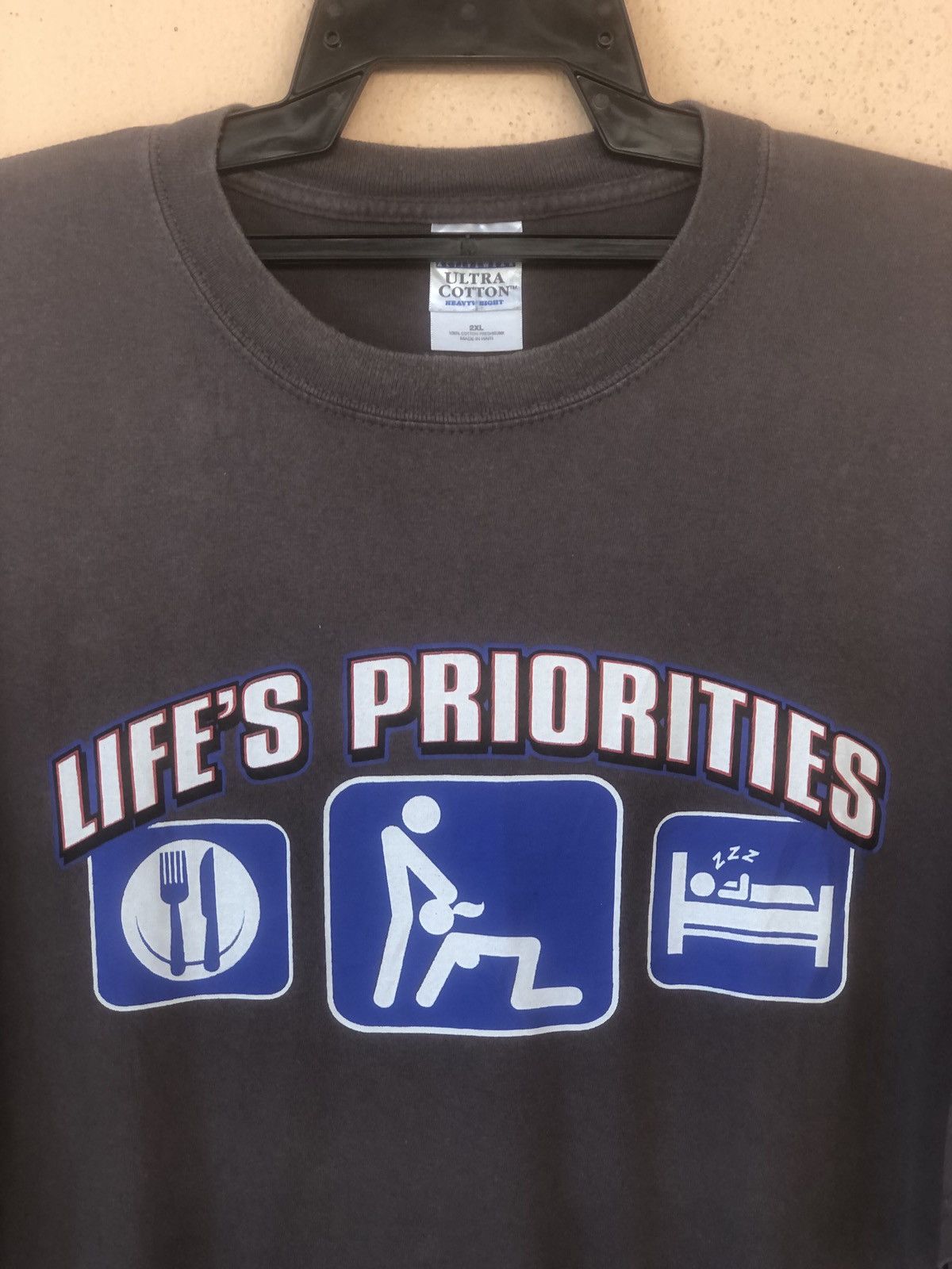 Vintage Vintage LIFE’S PRIORITIES Rare Tee Size US XXL / EU 58 / 5 - 2 Thumbnail