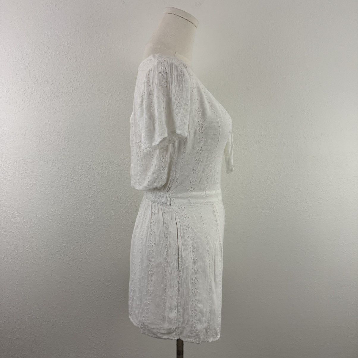 Hollister HOLLISTER White Eyelet Lace Short Sleeve Romper Shorts Size XS / US 0-2 / IT 36-38 - 8 Thumbnail