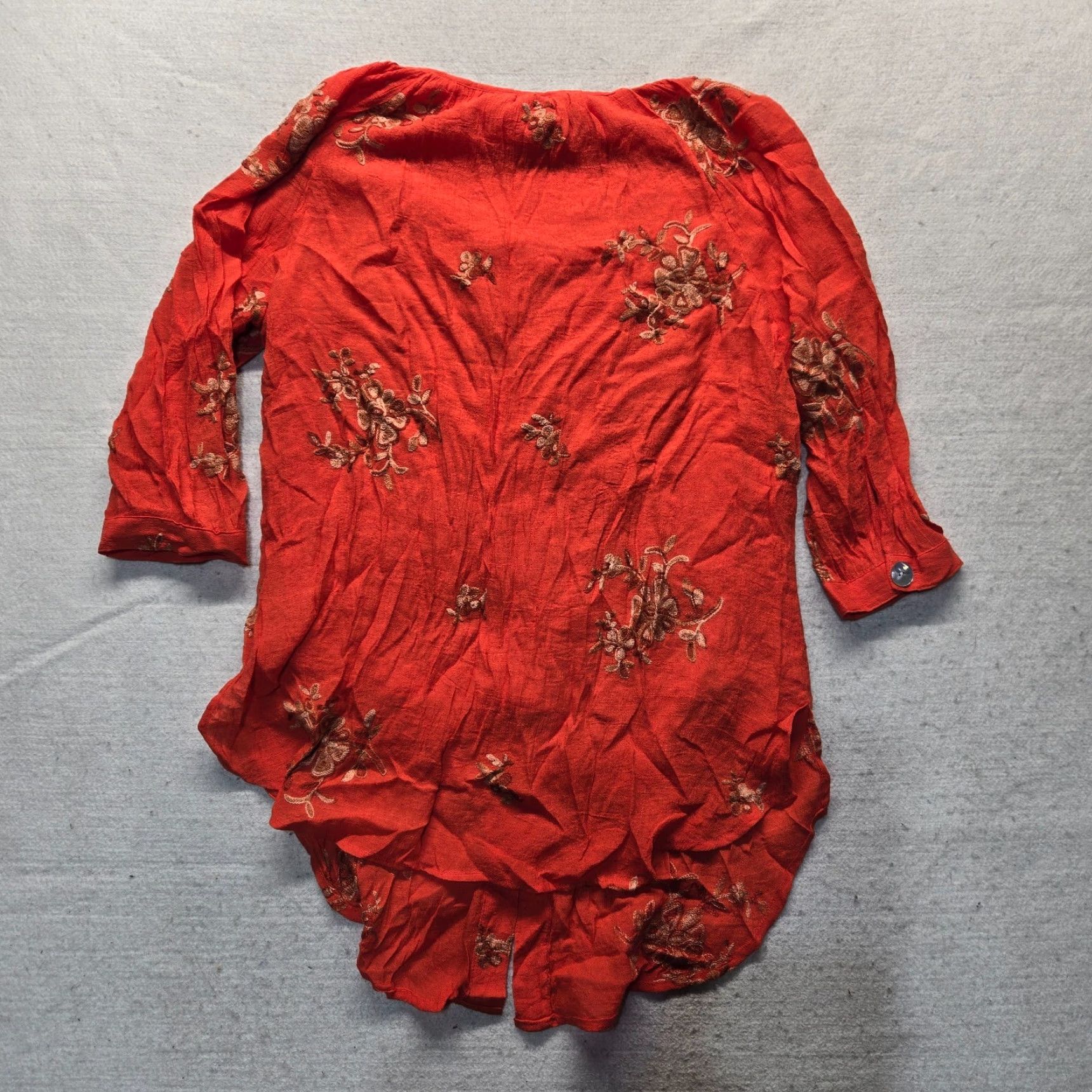 Vintage Fig & Flower Shirt Blouse 1X Red Floral Embroidered Knit Roll Tab Sleeve V-Neck Button Collarless Ladies Womens Shirt Size XL / US 12-14 / IT 48-50 - 7 Thumbnail