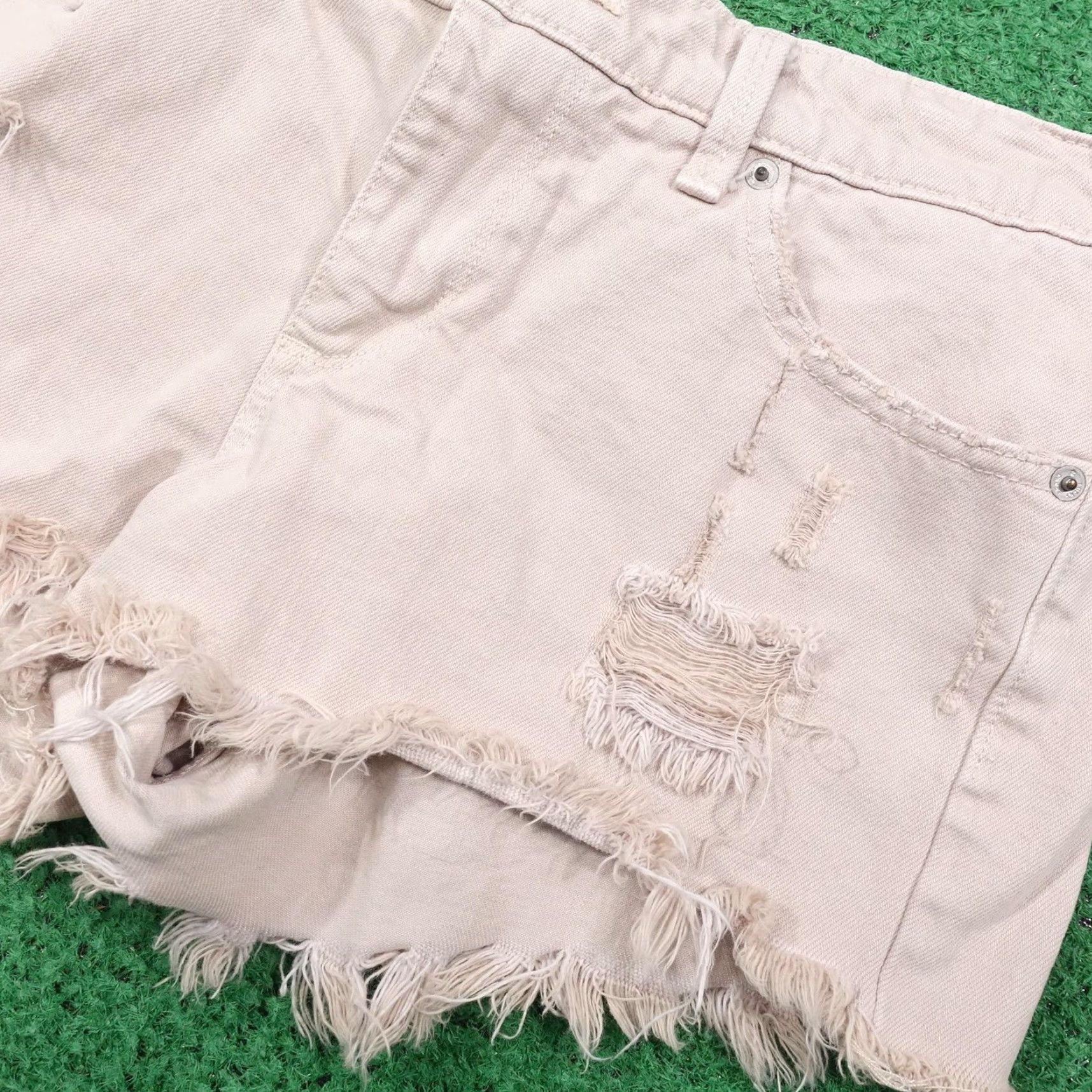 Lucky Brand Lucky Brand Women's Shorts Size 8 Beige Denim Cut-Off Frayed Hem Casual Summer Size 30" / US 8 / IT 44 - 4 Thumbnail