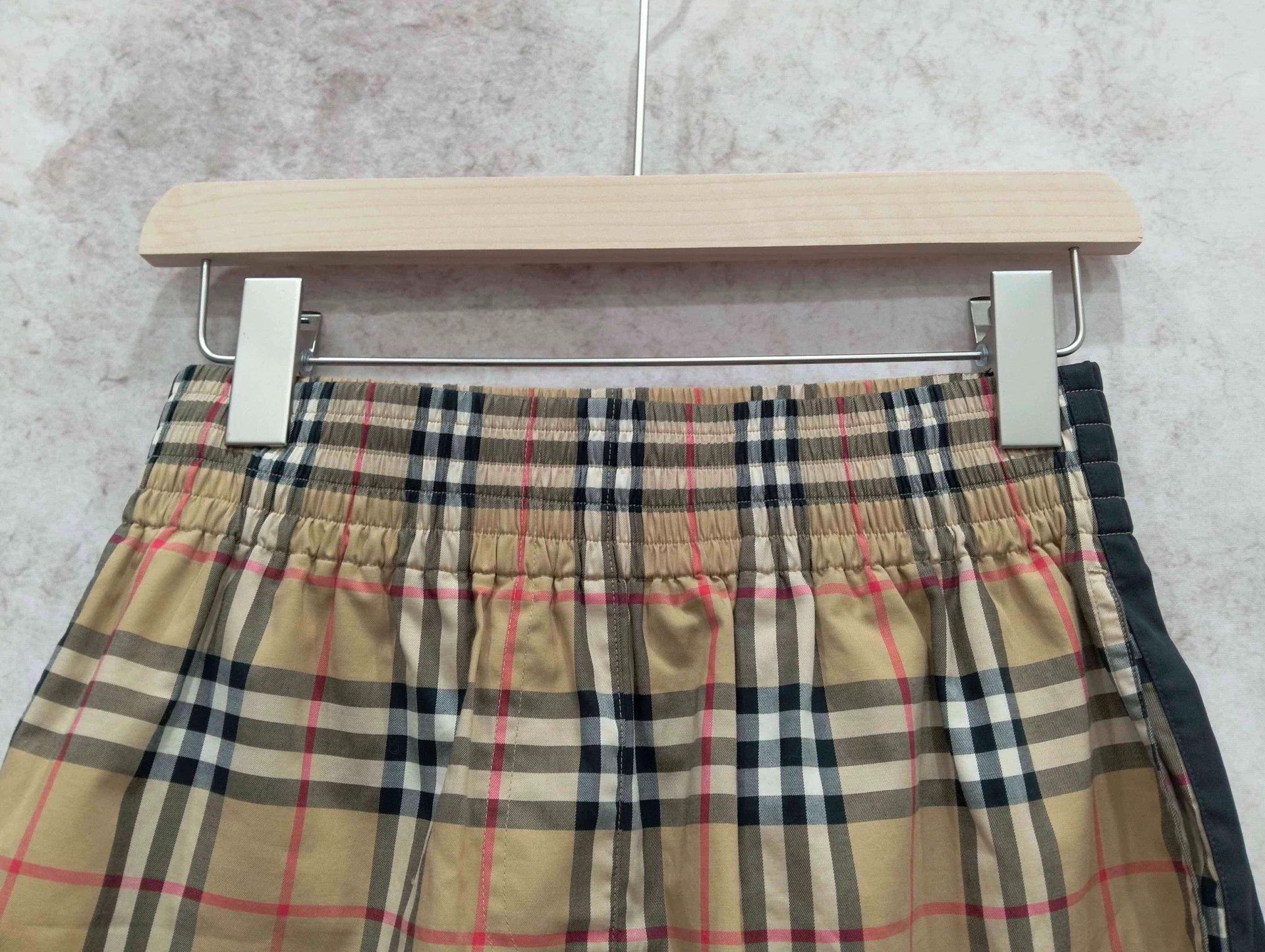Burberry Burberry Classic Check Black Trim Short UK4 Size 25" / US 0 / IT 36 - 4 Thumbnail