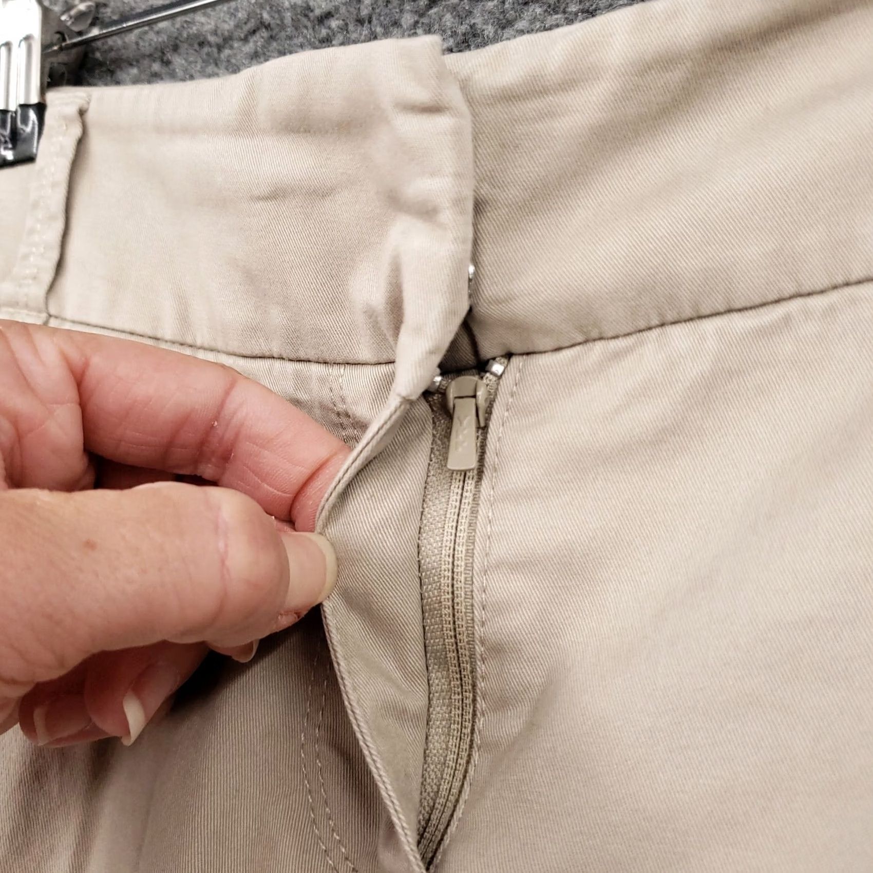 Tommy Bahama Tommy Bahama Pants Womens 6 Khaki Capri Mid-Rise Straight Flat Front Side Slit Size 28" / US 6 / IT 42 - 6 Thumbnail